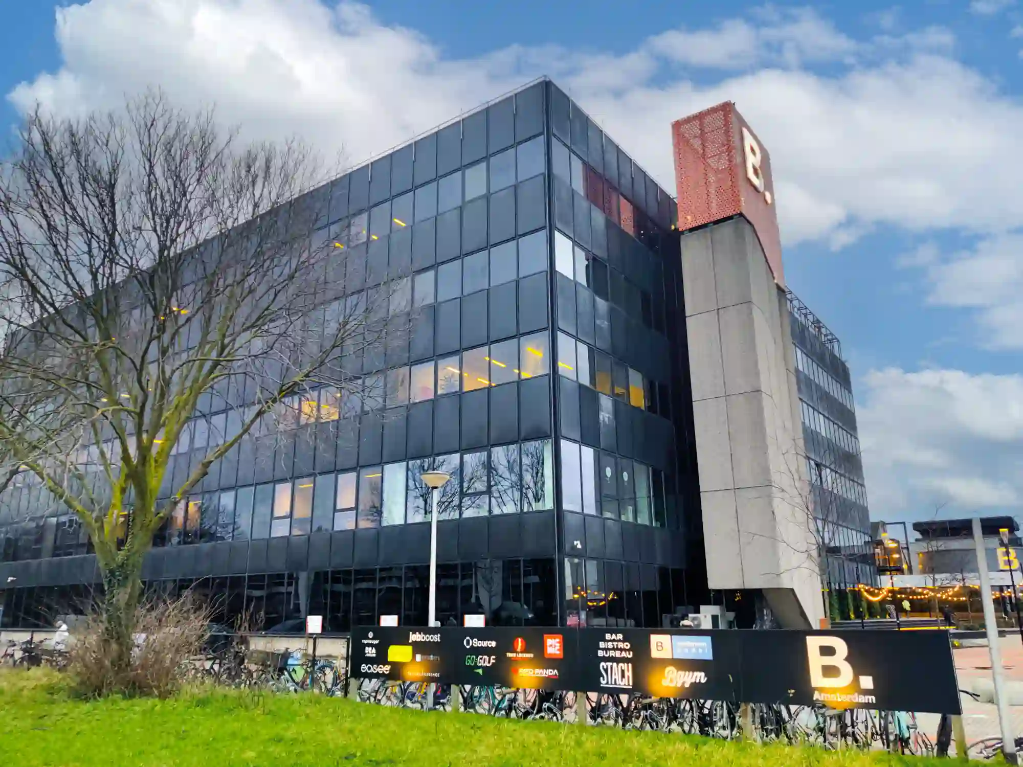 gogolf-amsterdam-trackman-indoor-golfkooi-met-bezoekers-en-zitzakken