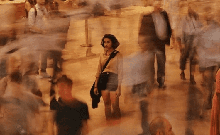Adolescente refletindo em um ambiente social durante o processo de formação da identidade e do pertencimento.