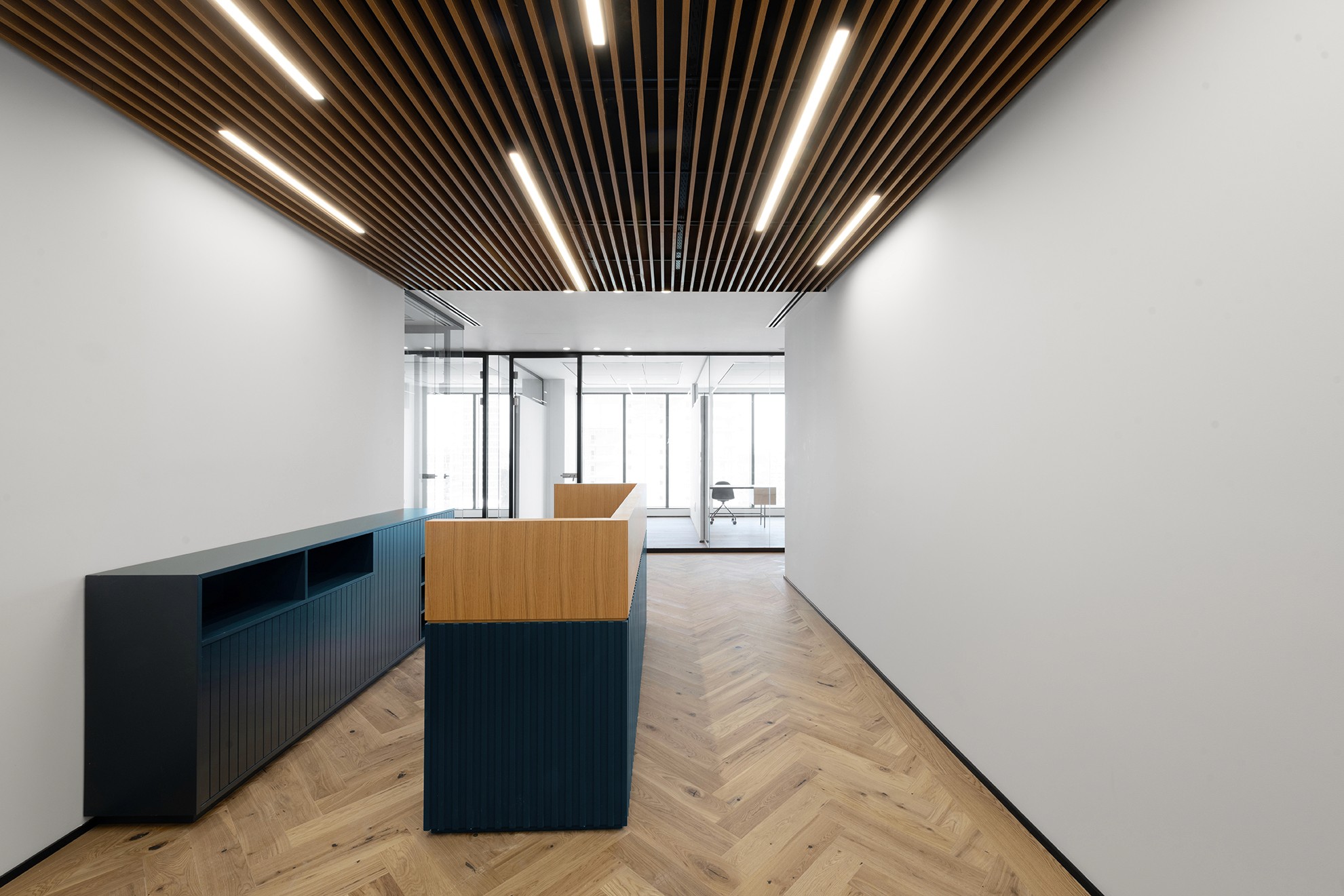 תרגום לוגו החברה לאלמנט בנוי – דלפק קבלה בנגרות Custom Made בצורת סמל המותג, צבוע באפוקסי אדום