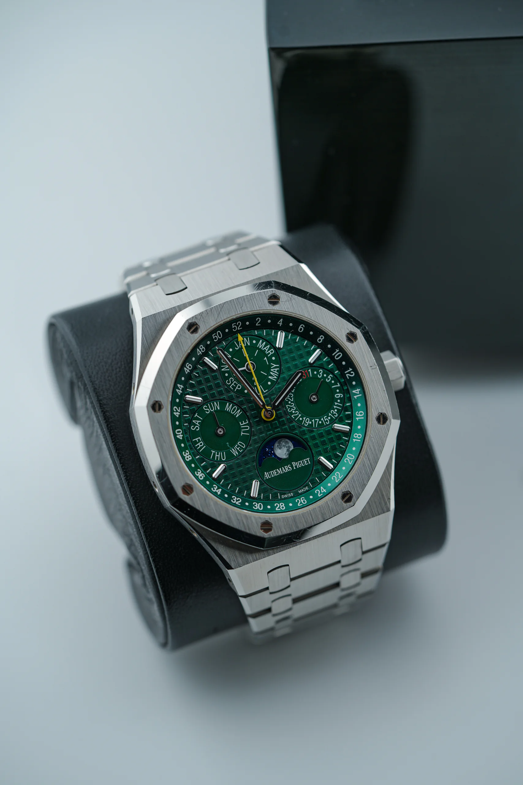 Audemars Piguet Royal Oak Hong Kong Edition Green 26606ST seen at an angle