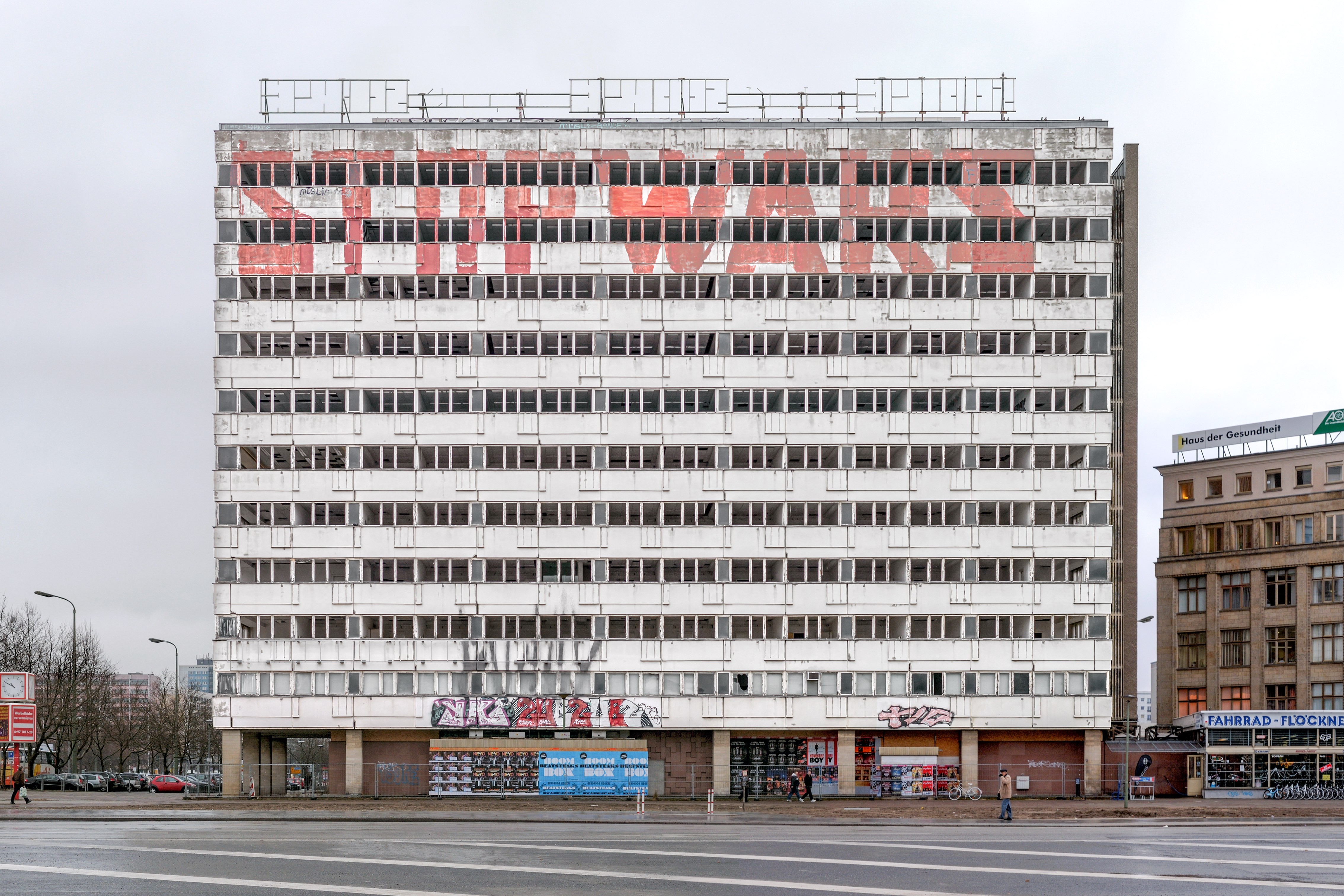 STOP WARS Batiment Berlin photography par Dom GARCIA