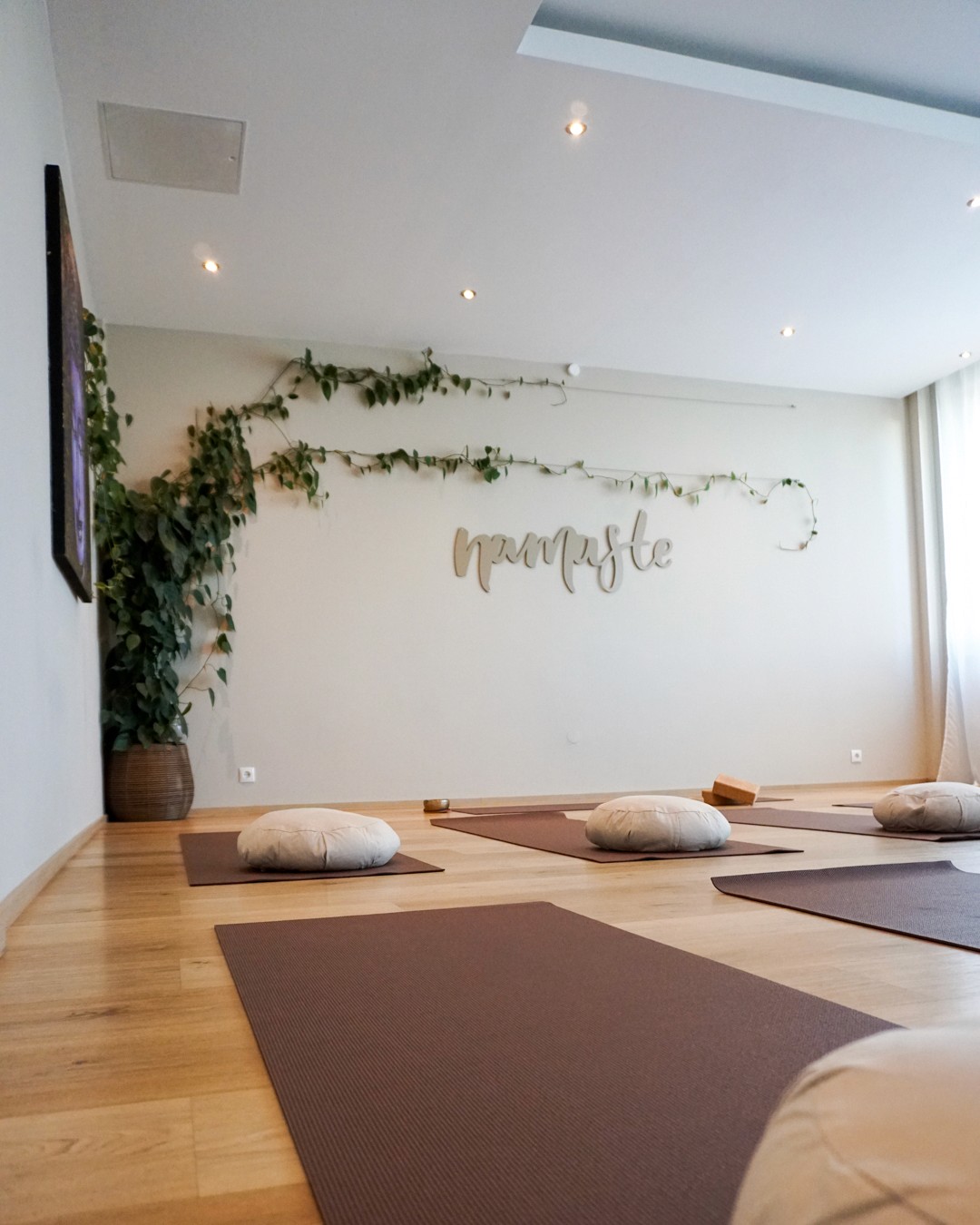 Yoga Raum bei Fuchs Kampfsport vorbereitet für eine Yoga Stunde.