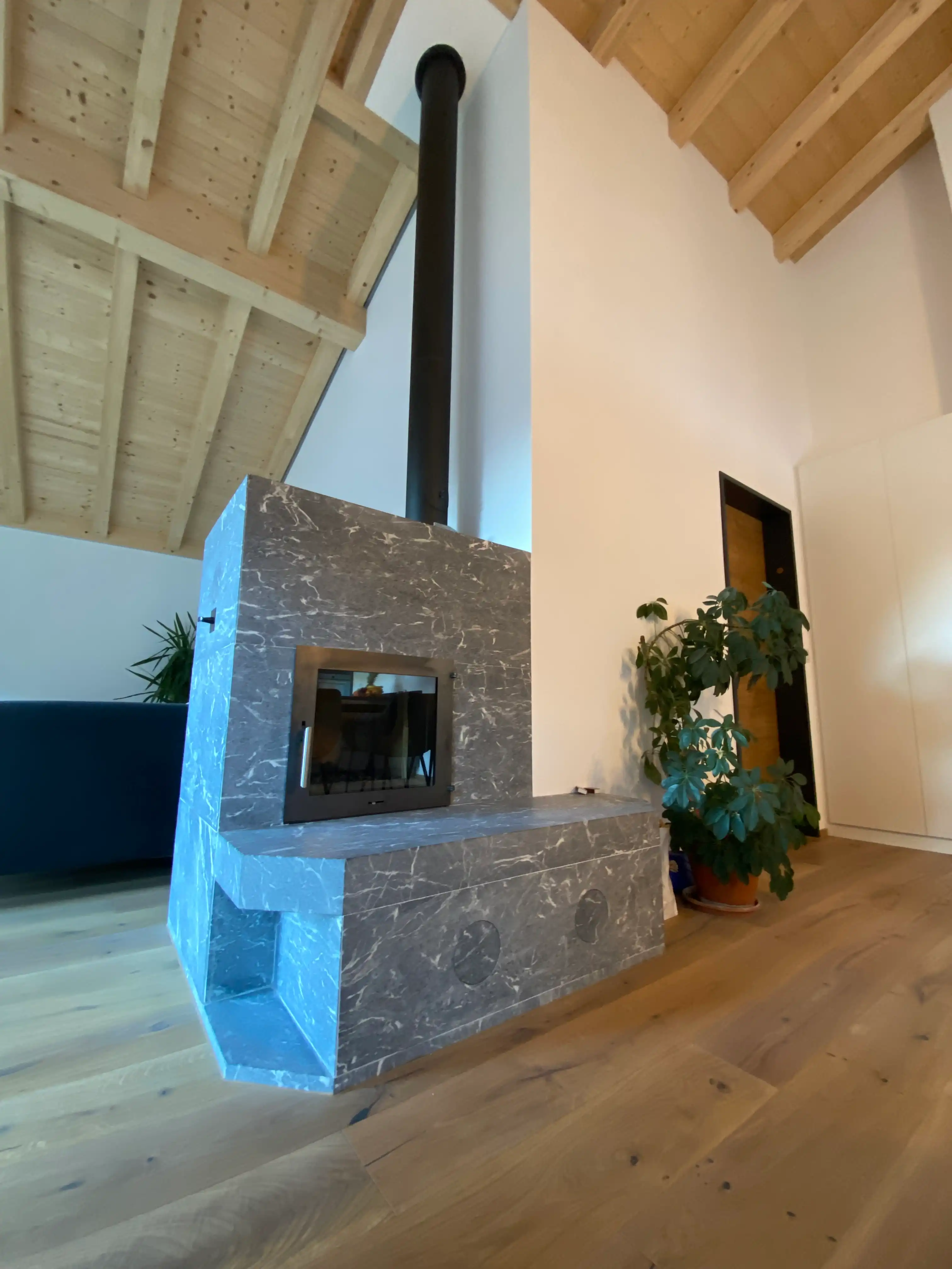 Kachelofen in Neubau Einfamilienhaus in Fajauna Graubünden - Niggli Architektur Grüsch