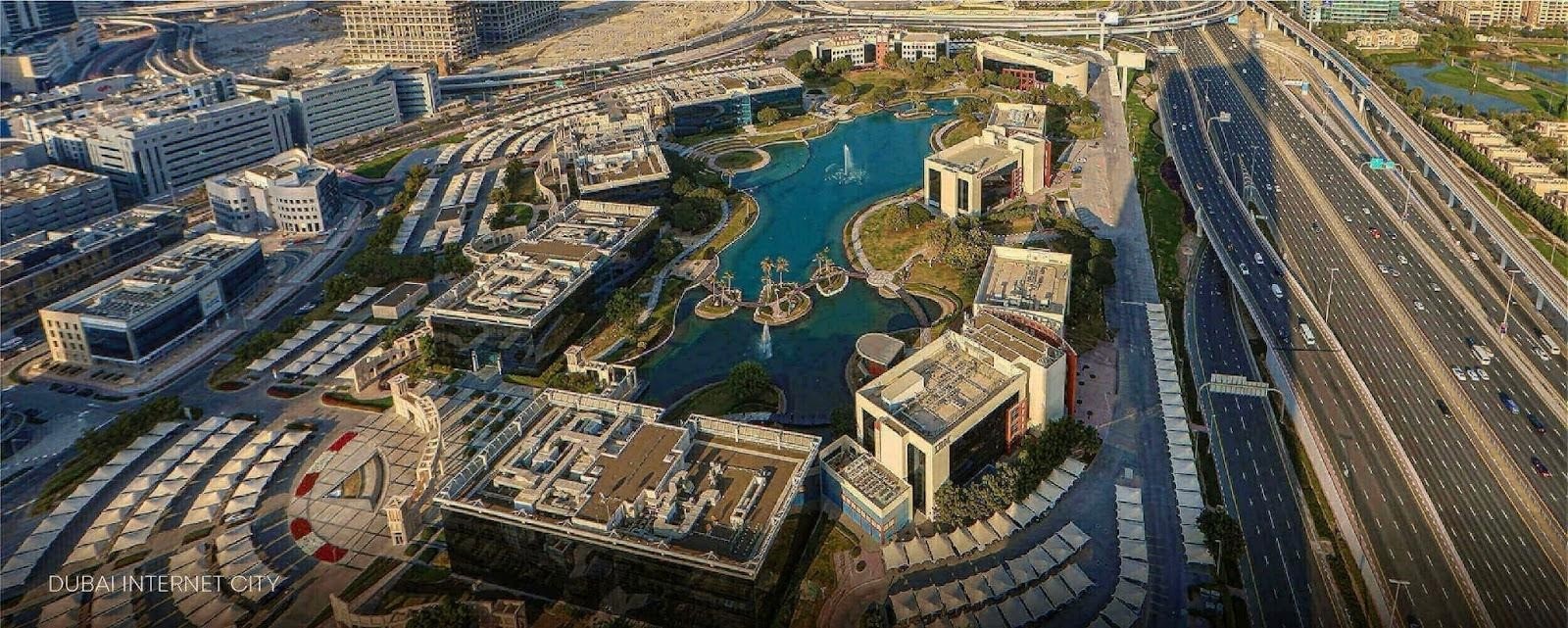 صورة جوية واسعة لـمدينة دبي للإنترنت توضح المباني والتخطيط العمراني المميز.
