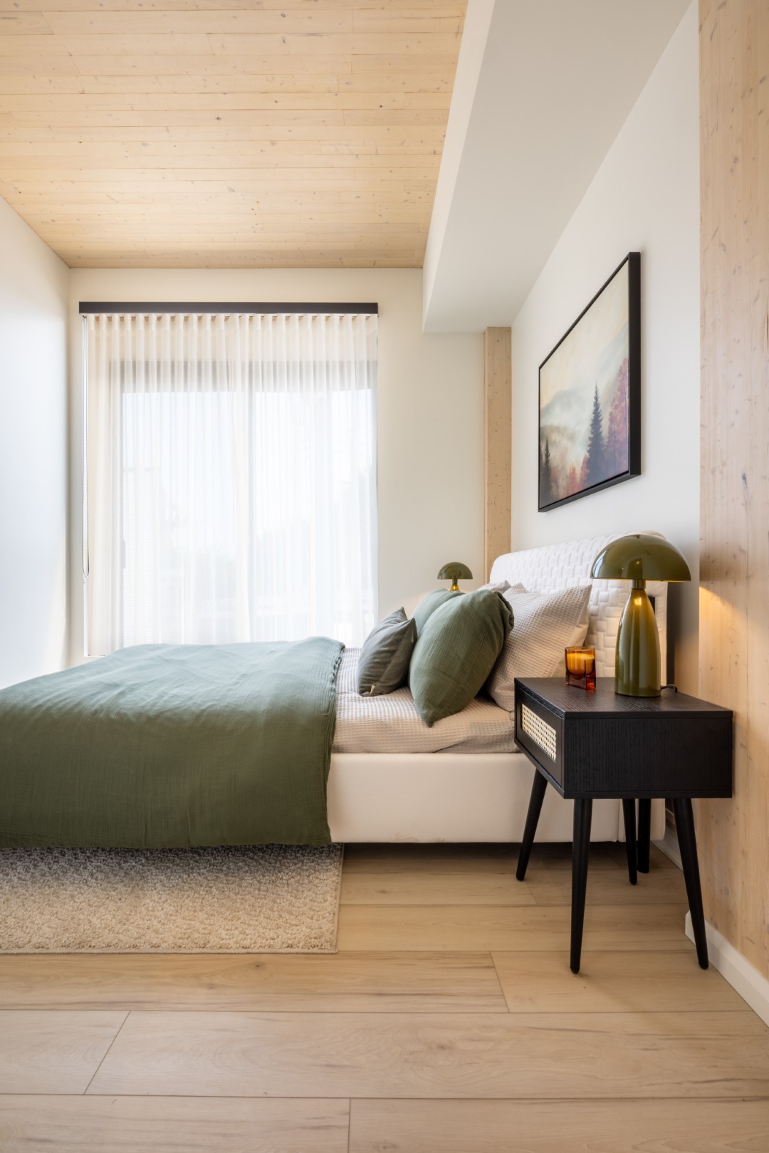 "Cuisine contemporaine avec îlot central, finitions en bois naturel et quartz – Projet locatif à Lachine.