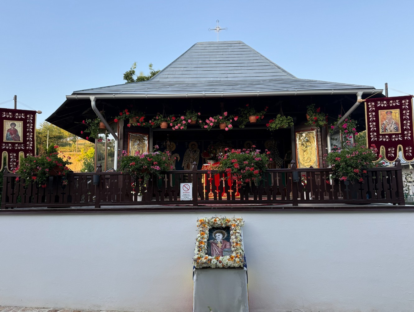 Biserica Schitului Ciobănoaia pregătită de sărbătoare