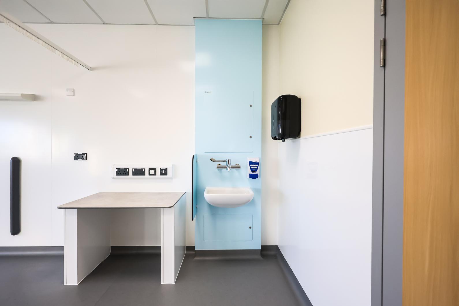 Double return CWHB integrated plumbing system with splash shield