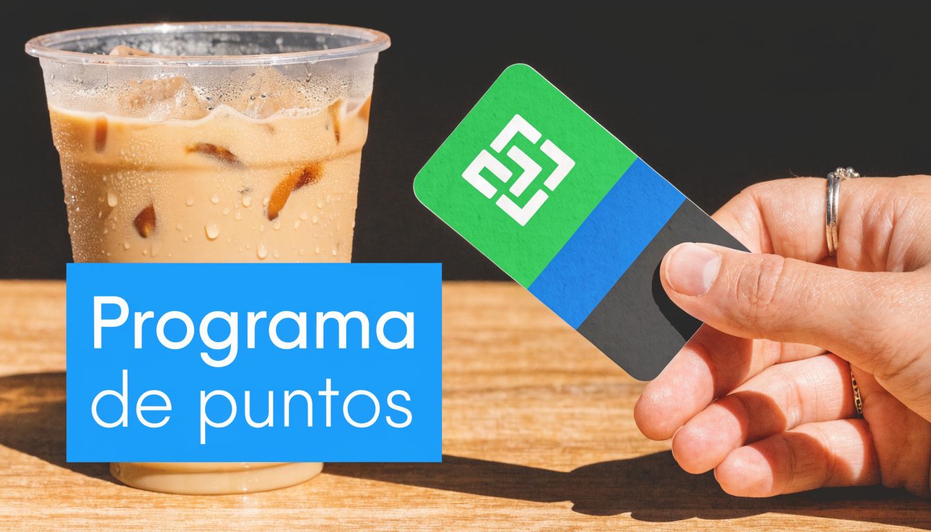 Mano sosteniendo una tarjeta de puntos con un café helado de fondo para promoción de lealtad.