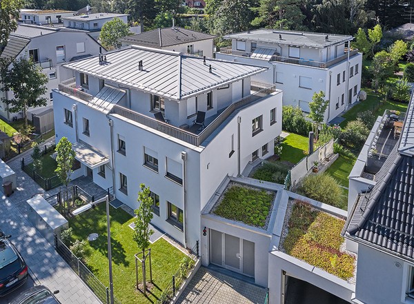 Concetrated triathlete grayscale