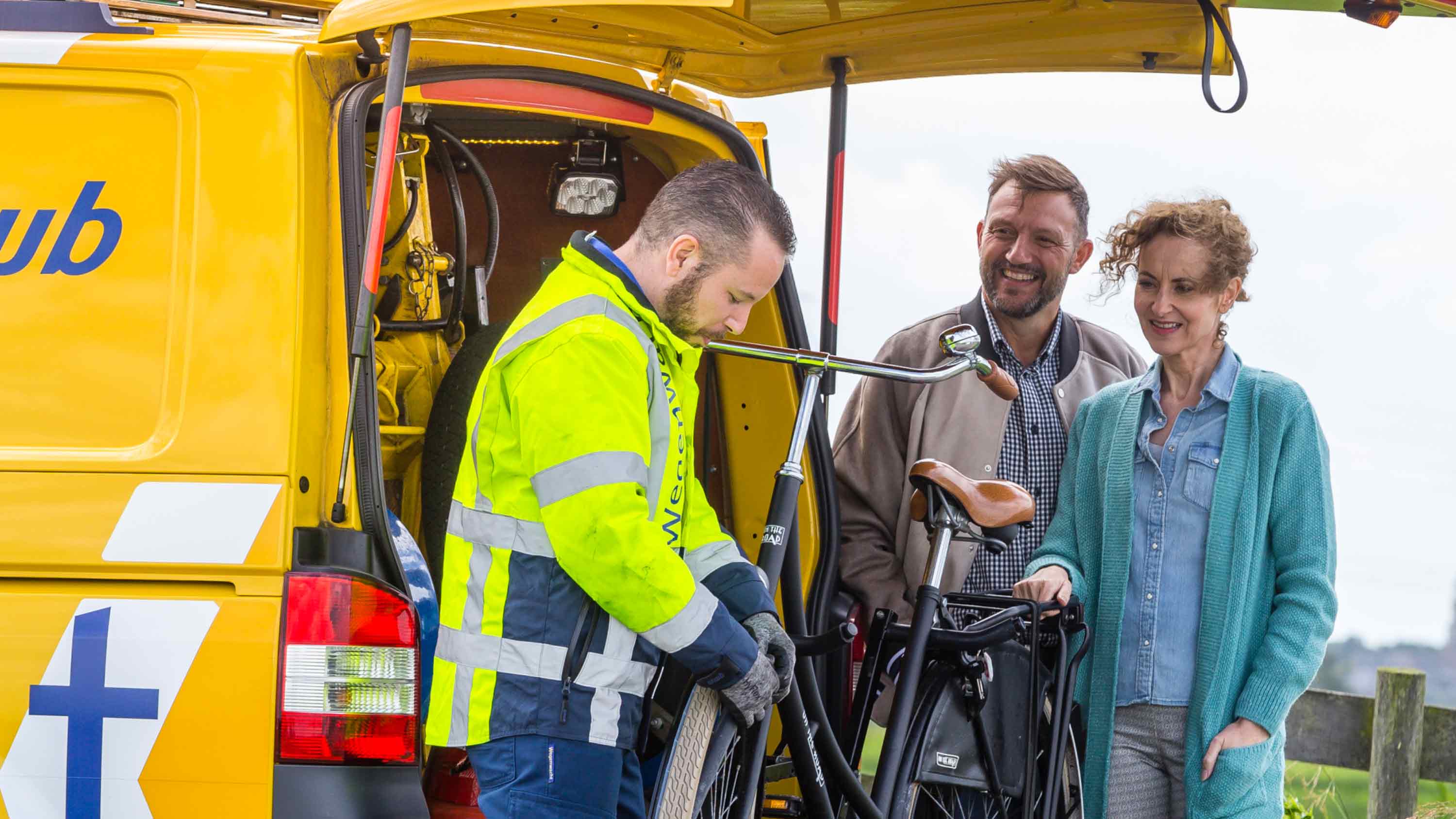 Header foto van ANWB met mensen langs de weg die hulp krijgen voor hun fiets.