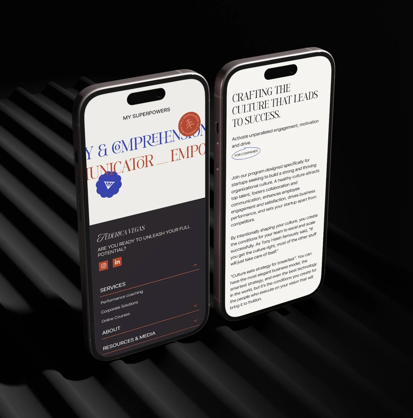 Teléfonos mostrando diferentes secciones de la web: metodología y servicios