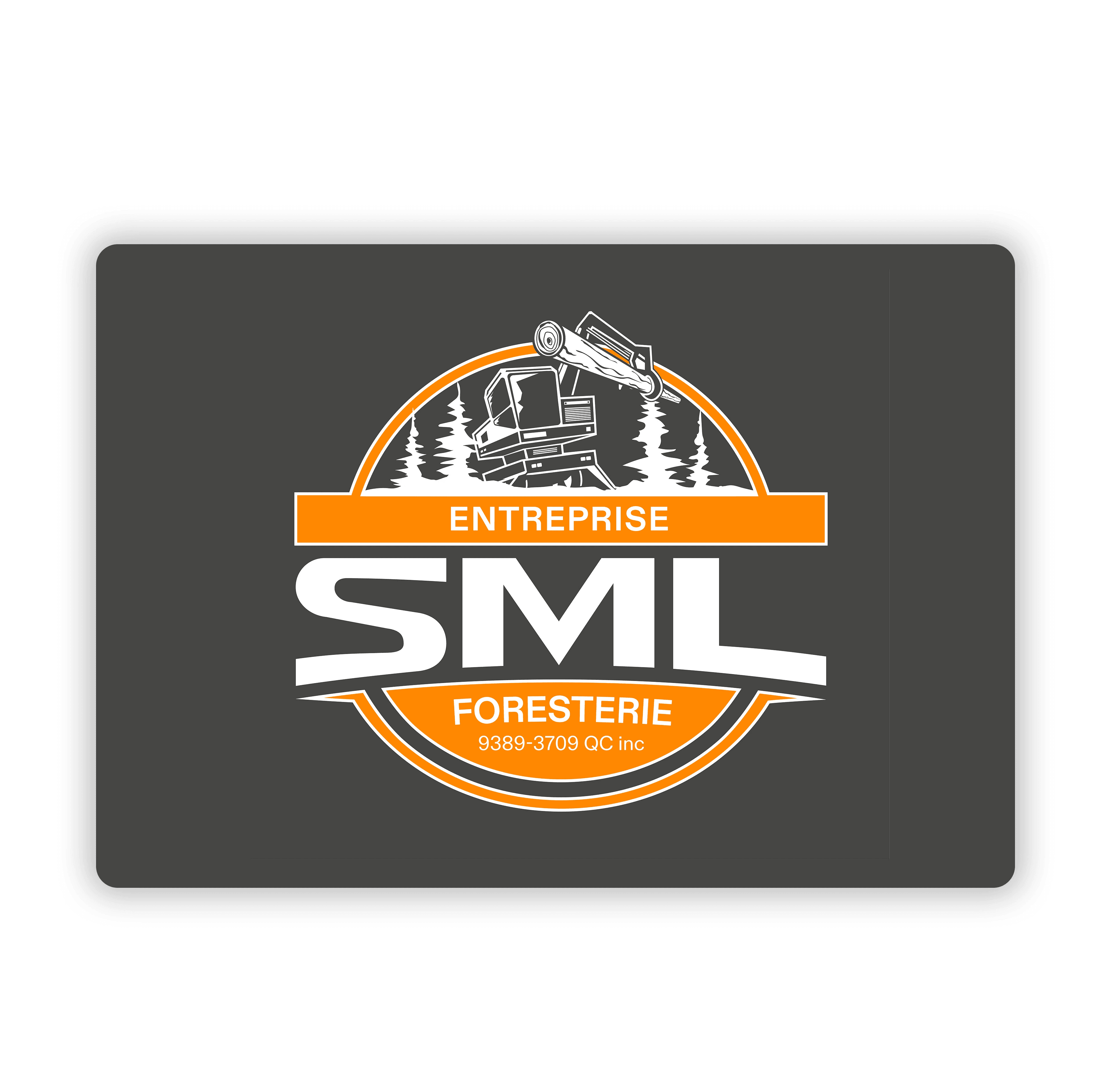 Logo de l'entreprise SML Foresterie, présentant un badge circulaire avec une illustration blanche de machinerie forestière et de sapins, le nom SML en caractères gras blancs sur fond gris et des accents orange vifs.