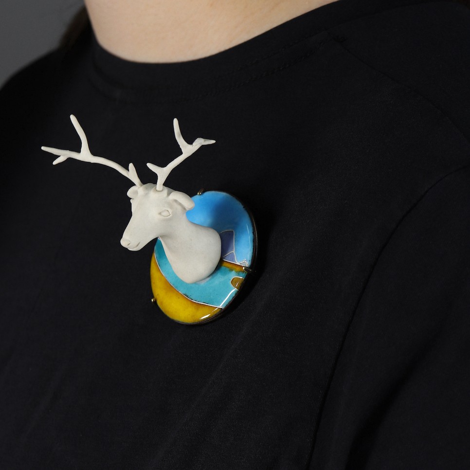 Deer brooch from Trophy series by Yuxin Song. Cloisonné enamel on copper and ceramic, 7.5 x 9 x 4.5cm, 2021. Hand-crafted jewelry exploring the relationship between nature and the heart.