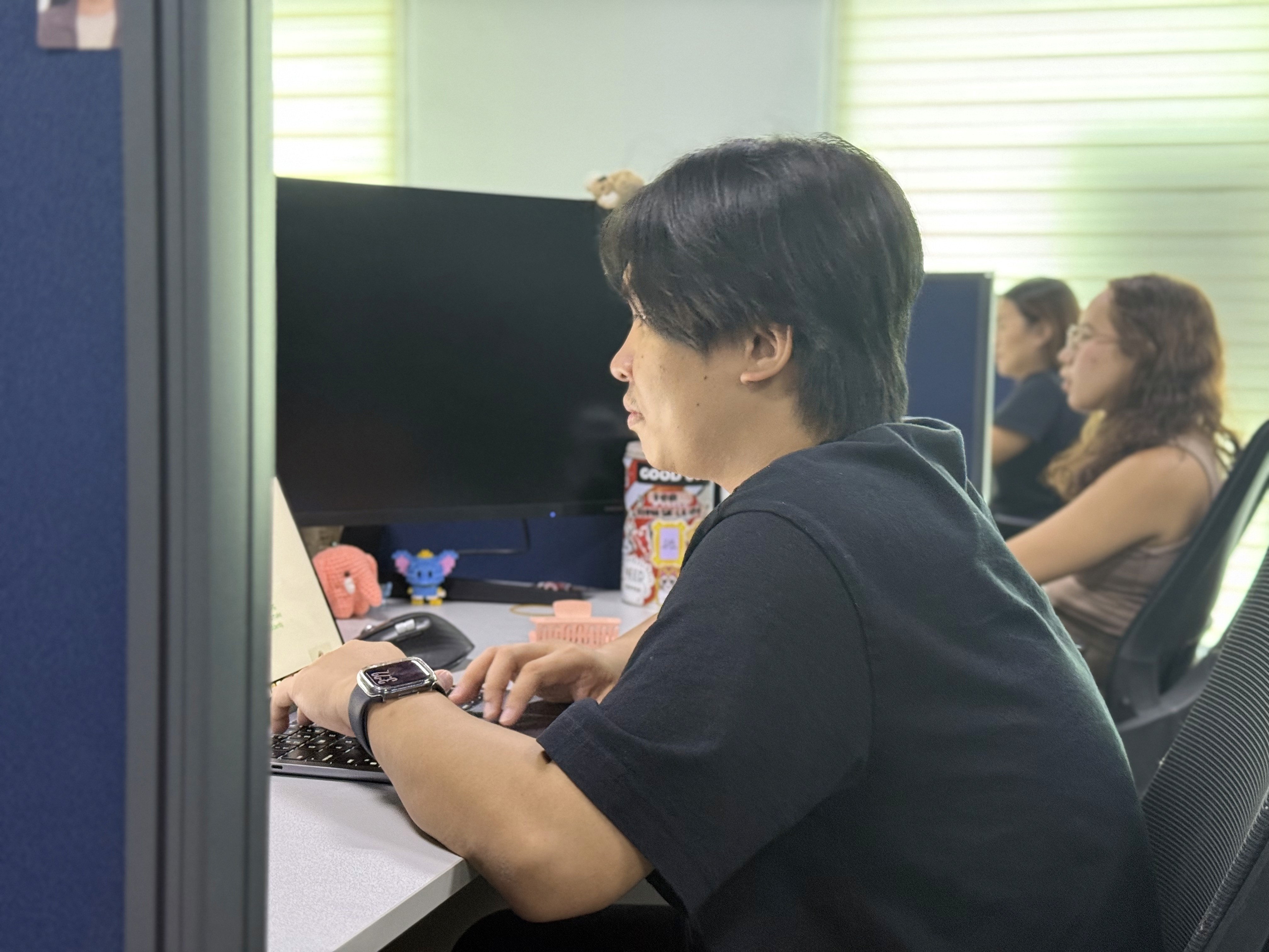 person working in a laptop