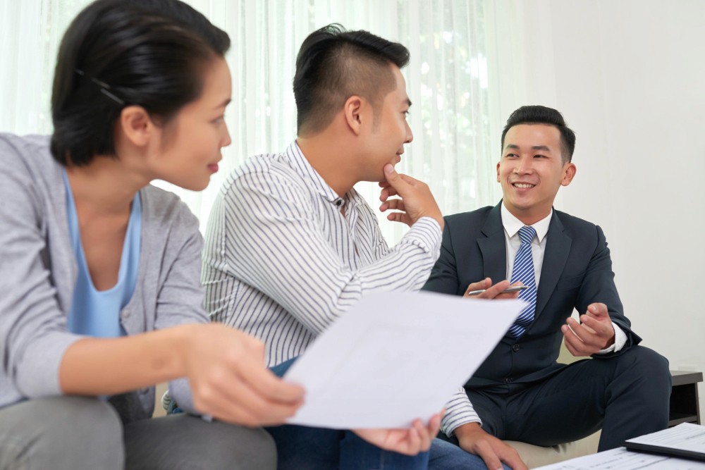持牌保險經紀與活動主辦方進行面談,比較多間保險公司方案並評估保障範圍與保費