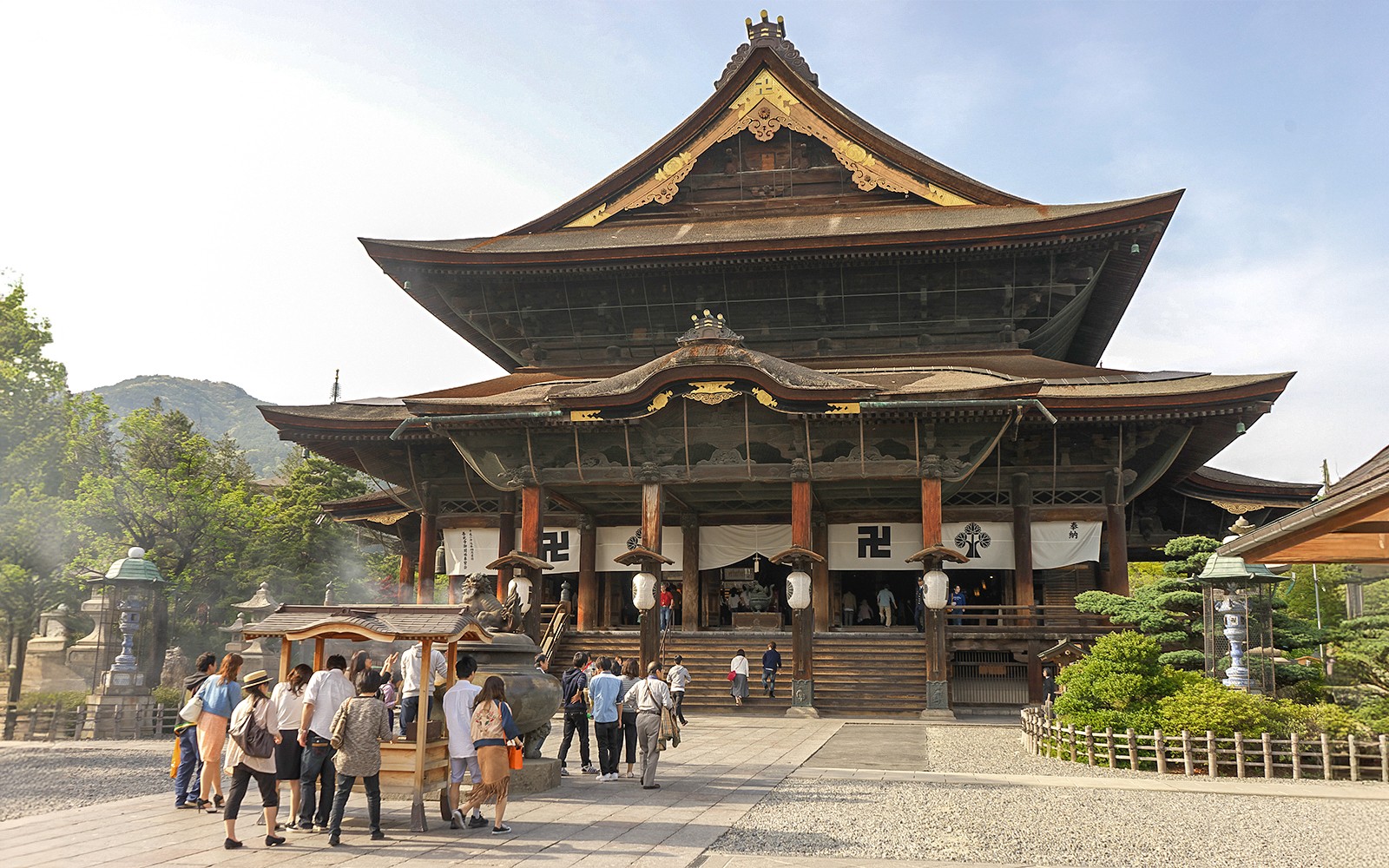 Pengunjung memasuki Kuil Zenko-ji di Nagano, Jepang, selama tur berpemandu.