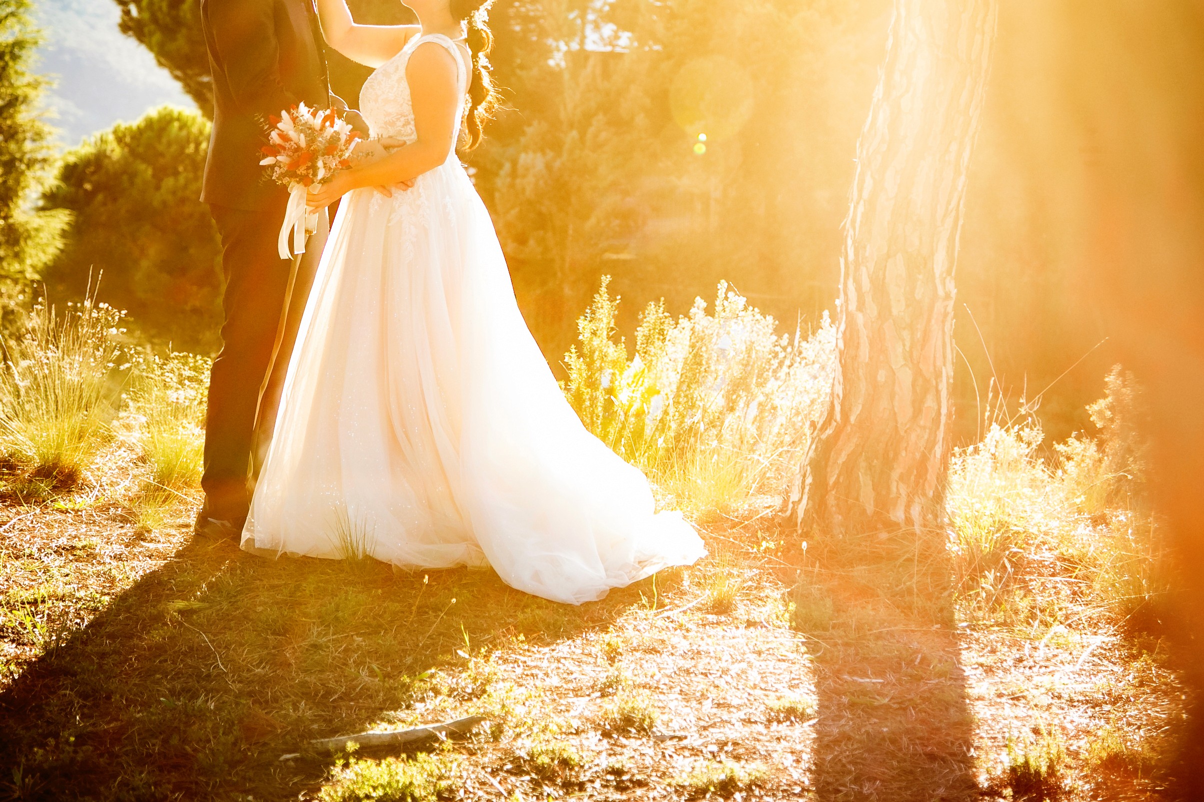 Sesión de fotos de una boda enm la golden hour