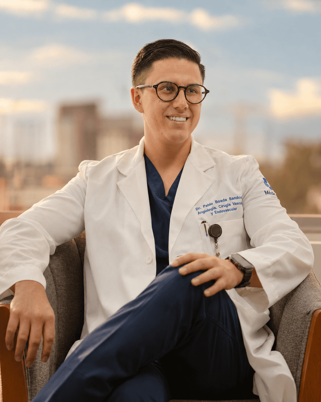Profesional de la salud junto a un sillón de consulta