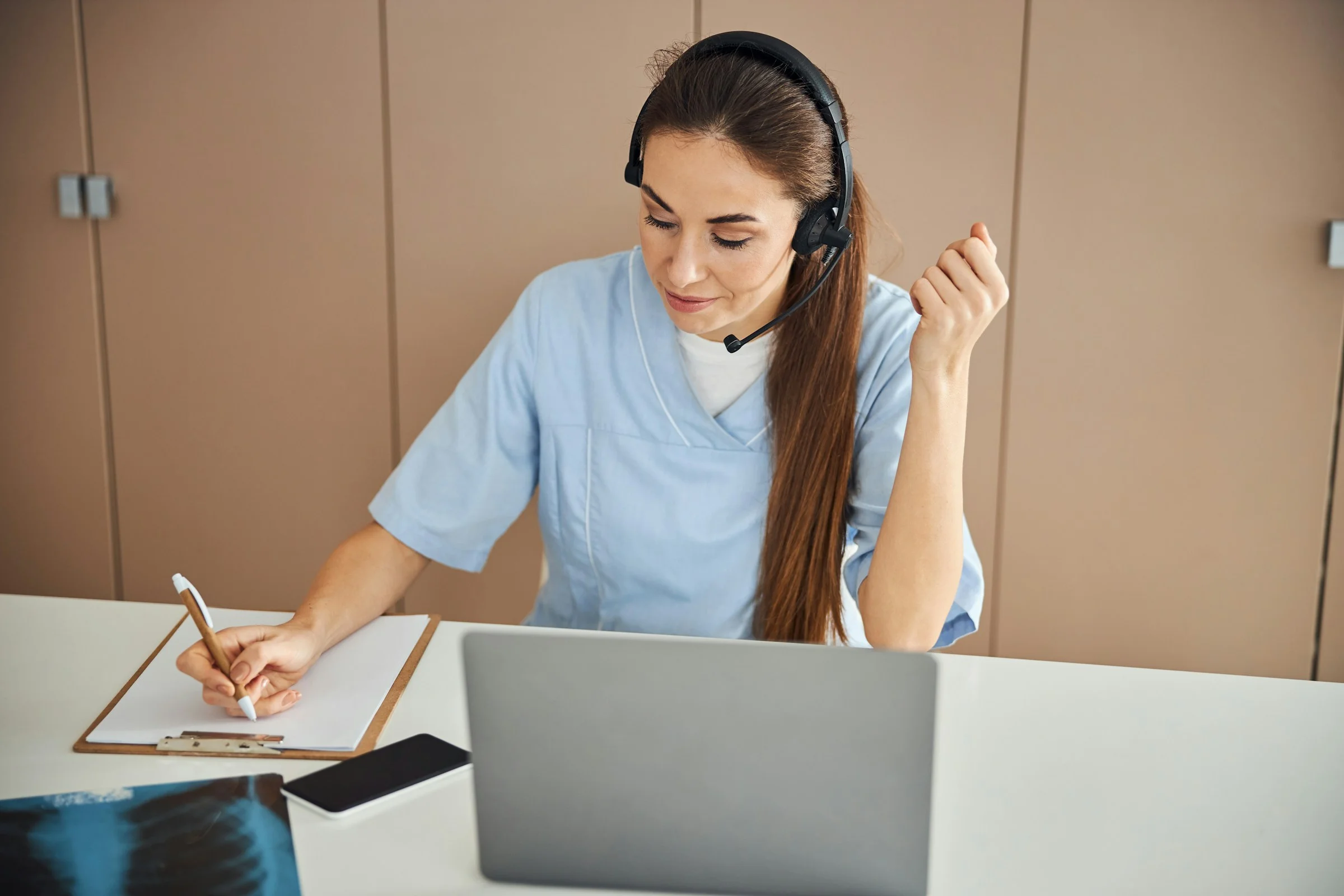 Ärztin mit Tablet in der Klinik