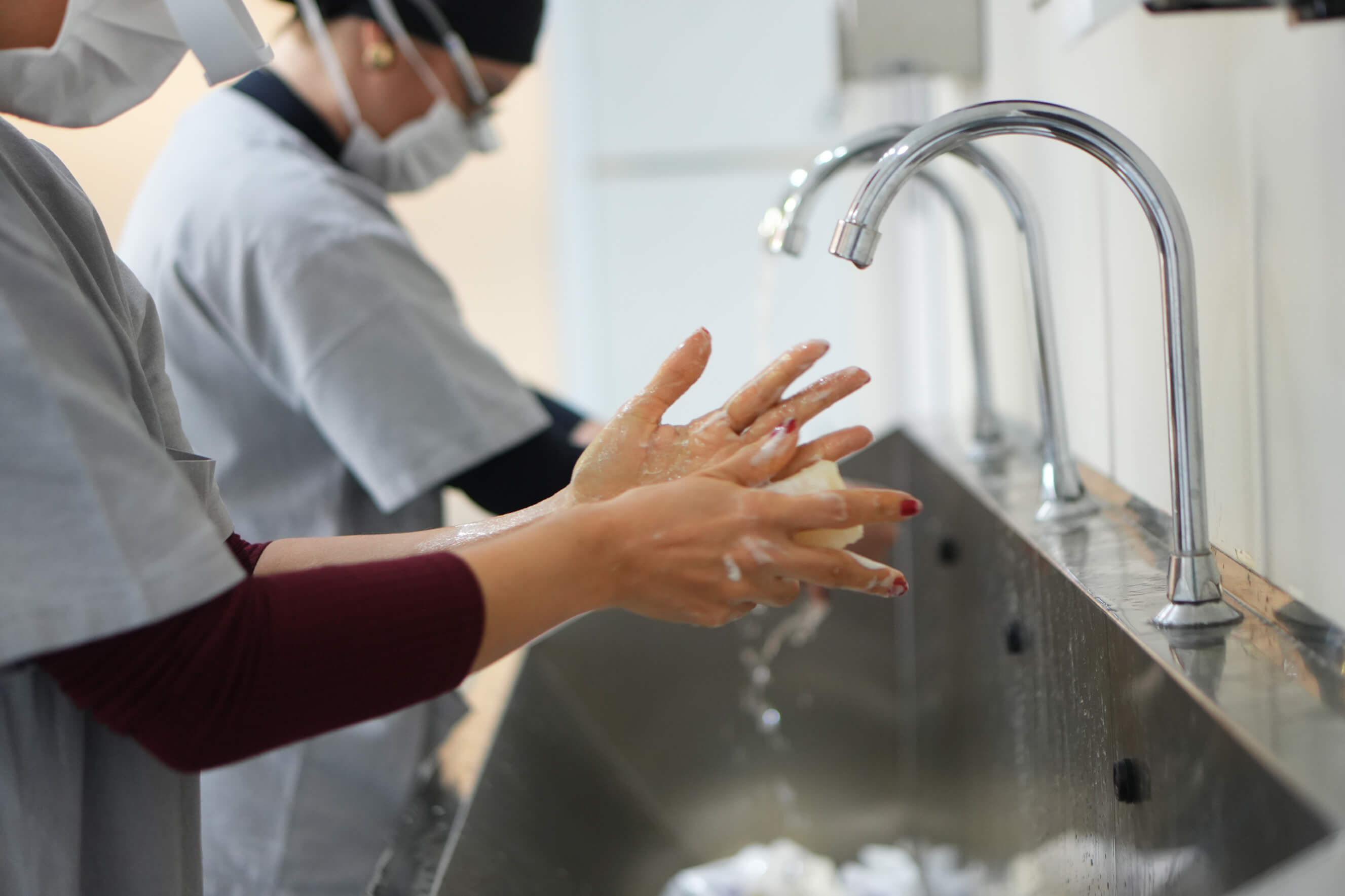 Médica lavando as mãos antes de entrar na cirurgia. 