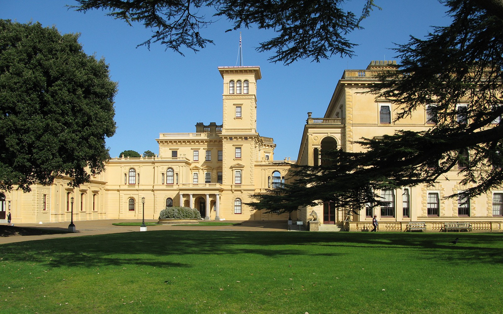 ஓஸ்பர்ன் ஹவுஸ் முகப்பு தோட்டங்களுடன், வாயிடு தீவு, இங்கிலாந்து.