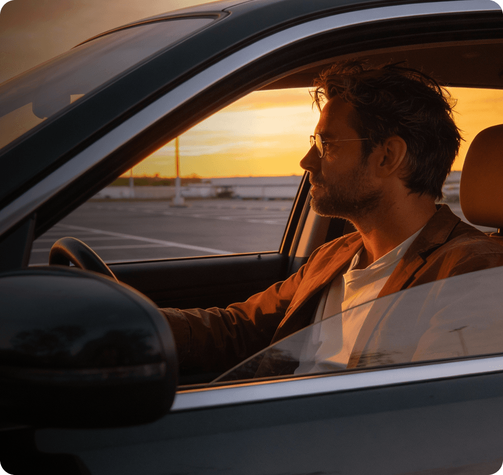 Homme dans une voiture