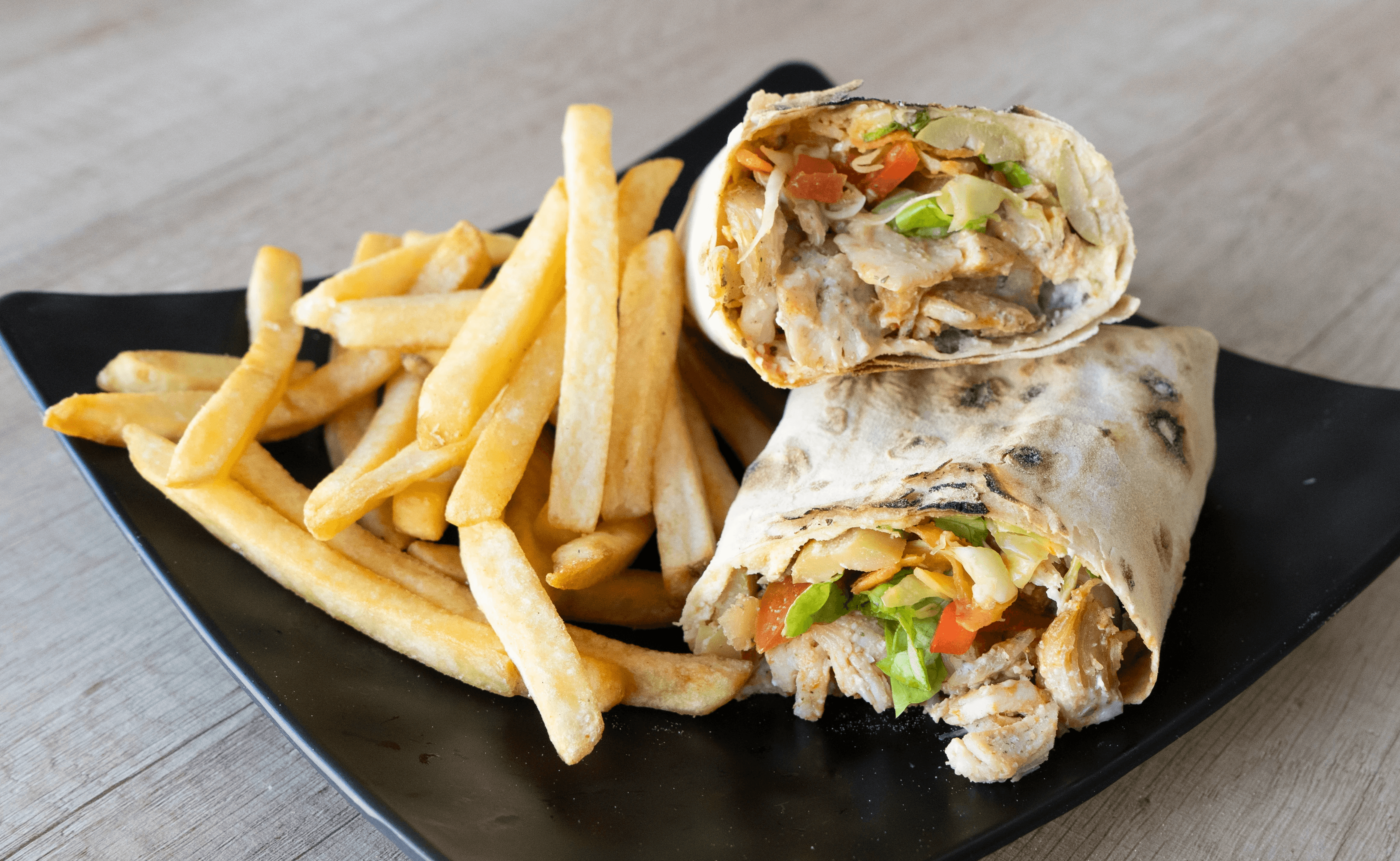 shawarma de pollo mas papas fritas.