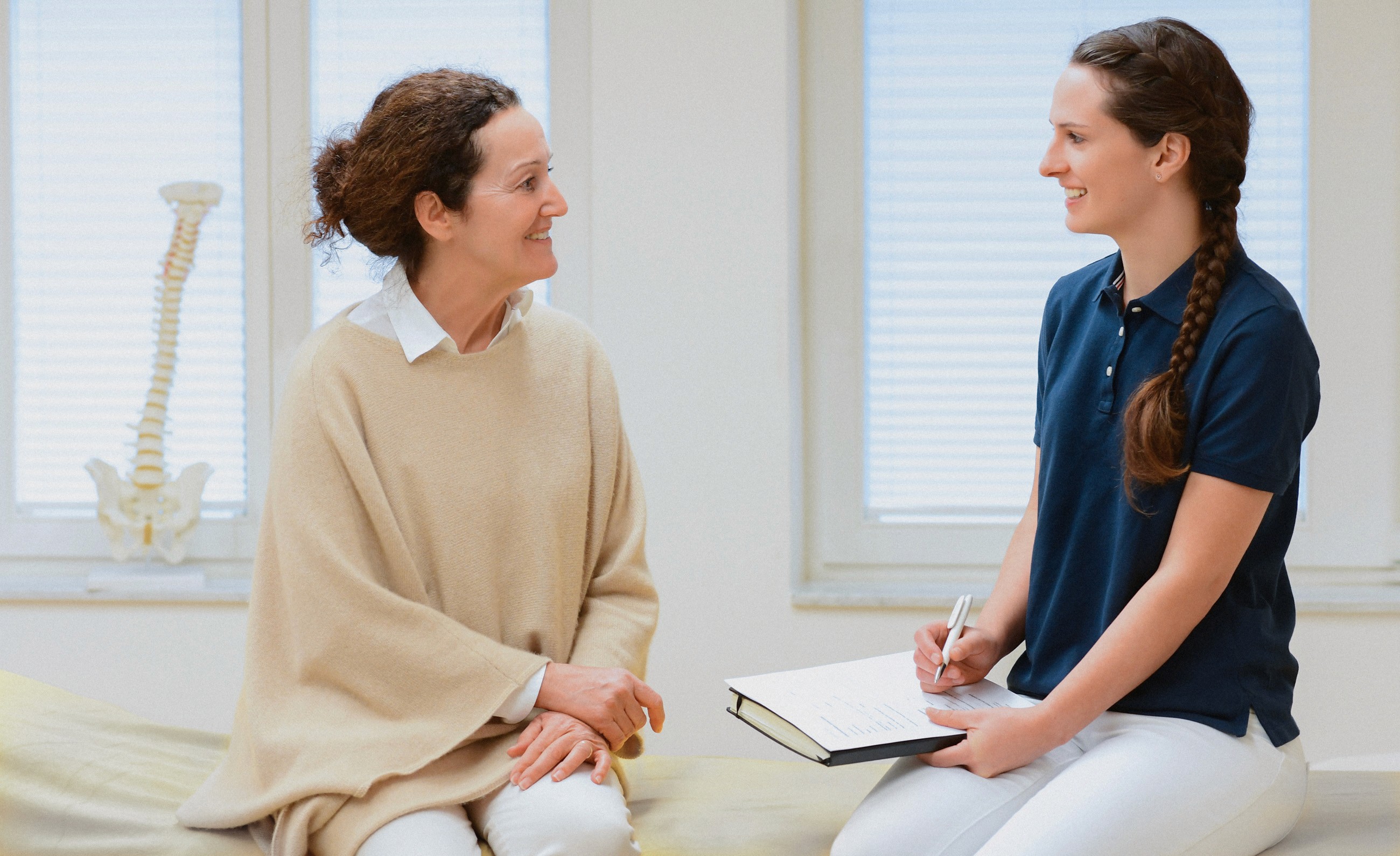 Eva-Maria Bläsi in einem Patientengespräch 