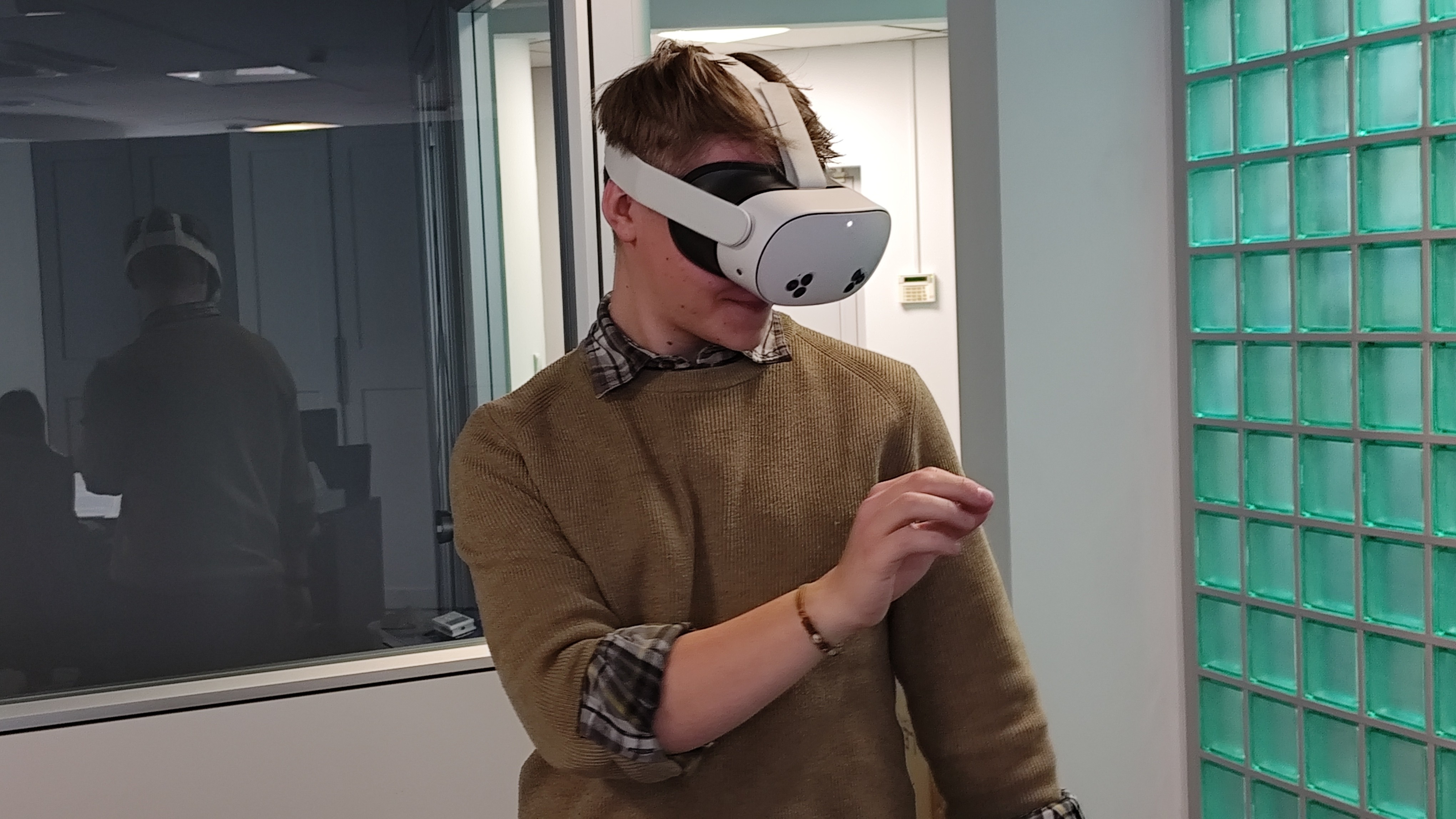 pracownik wykonujacy szkolenie bhp przy uzyciu technologii vr