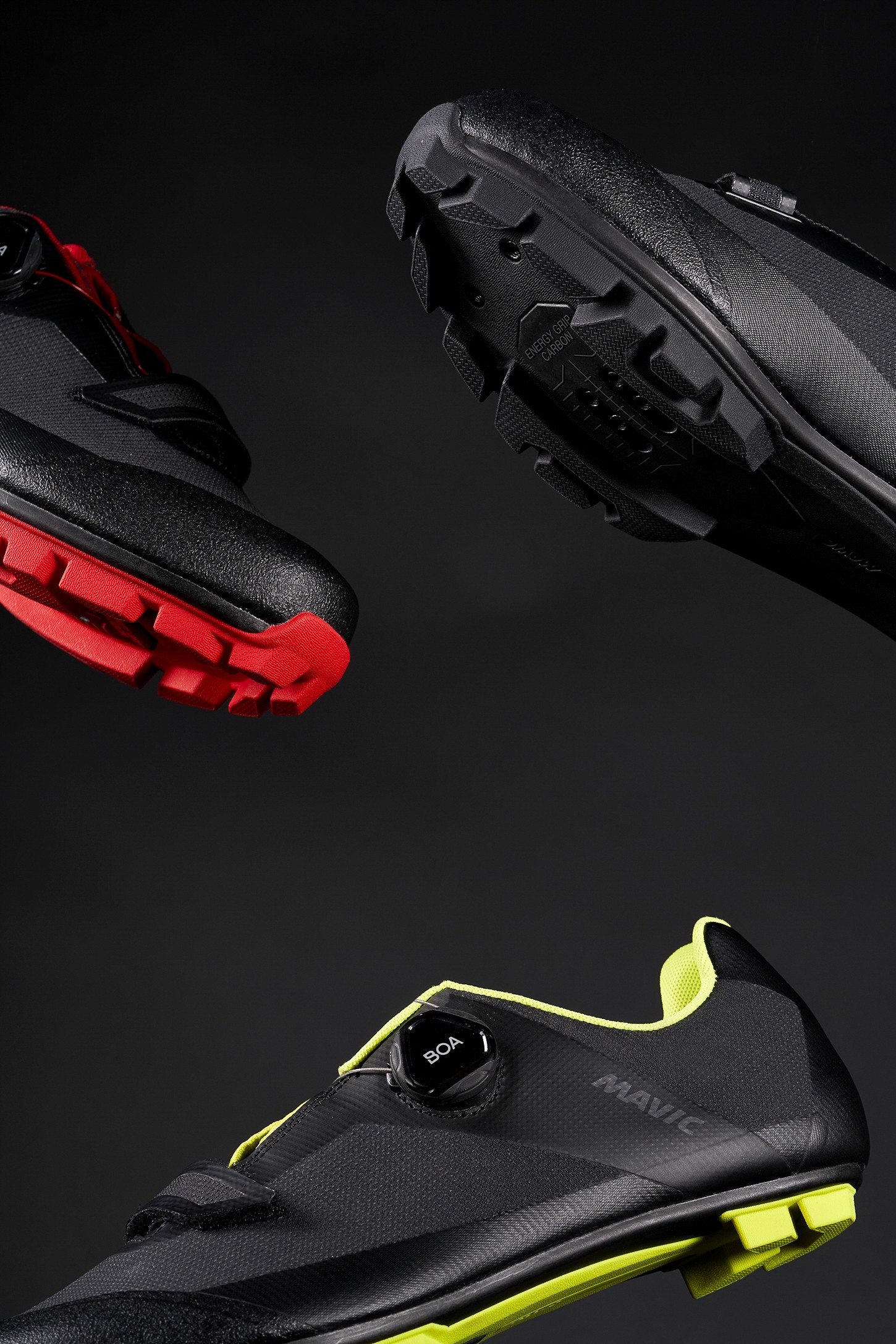 photographie produit packshot chaussures vtt volent sur fond noir