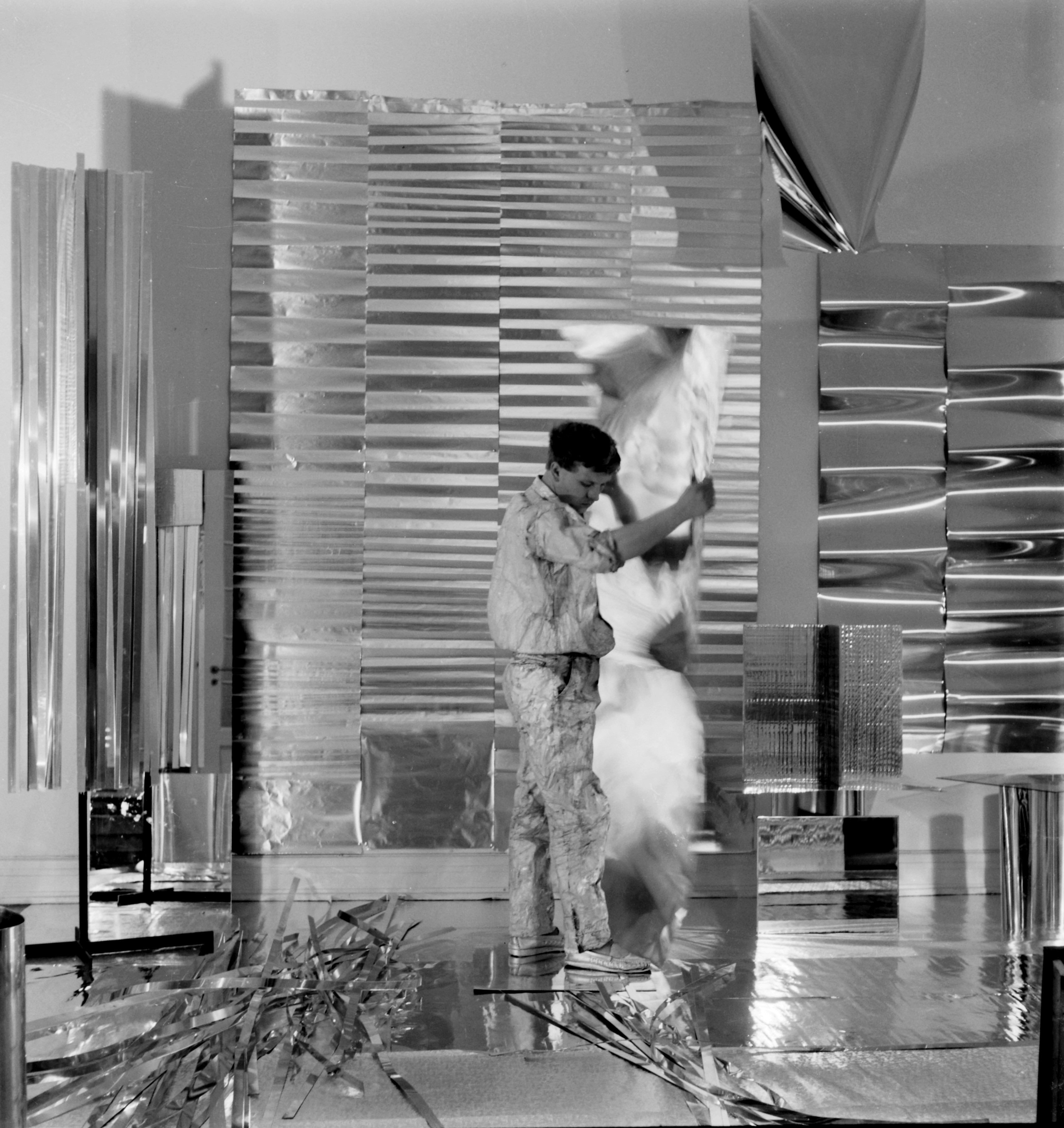 Heinz Mack in seinem Atelier, Kaiser-Friedrich-Ring, Düsseldorf, um 1959. Foto Atelier Heinz Mack. Sonderausstellung „ZERO. Eine internationale Künstlerbewegung 1957–1966“, 1. März bis 6. September 2026, Olaf Gulbransson Museum, Tegernsee.