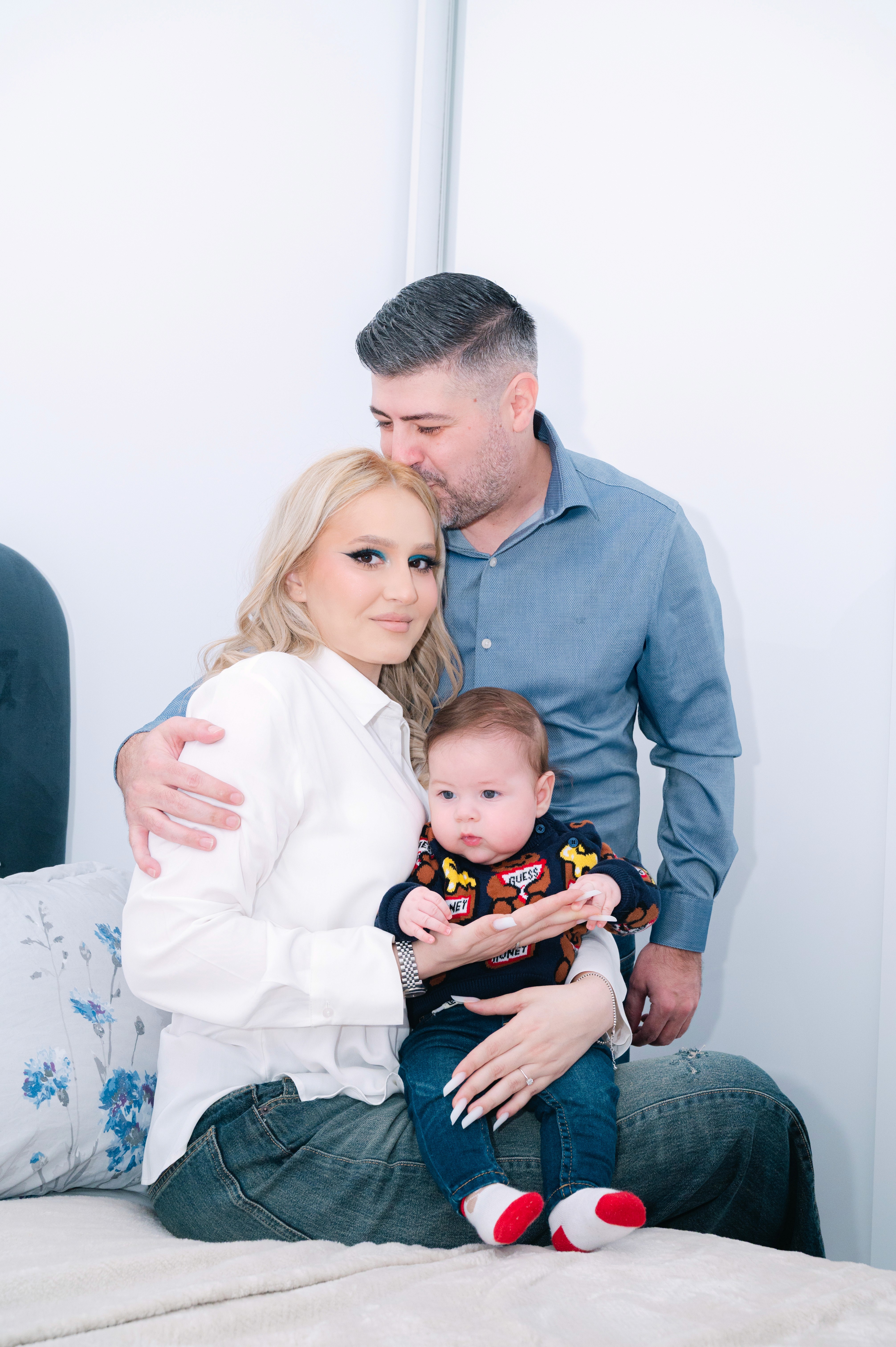 Părinții și copilul în cadru lifestyle, fotografie de familie realizată acasă.