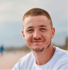 man wearing white crew-neck shirt outdoor selective focus photography