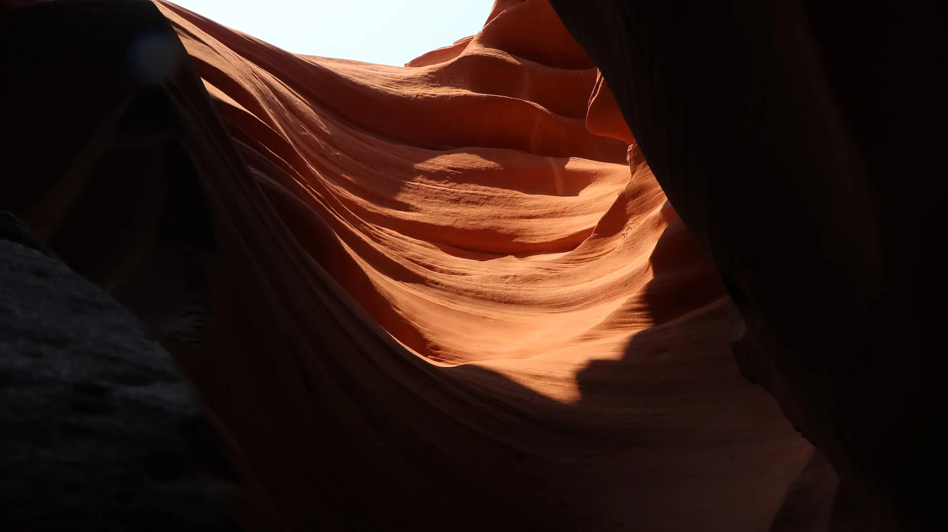 A canyon with sunlight streaming in from above.