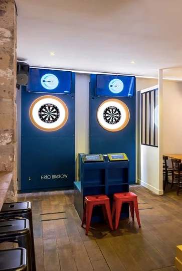 Les Petites Flèches Paris, bar à fléchettes avec cibles privatives, cocktails maison et ambiance conviviale