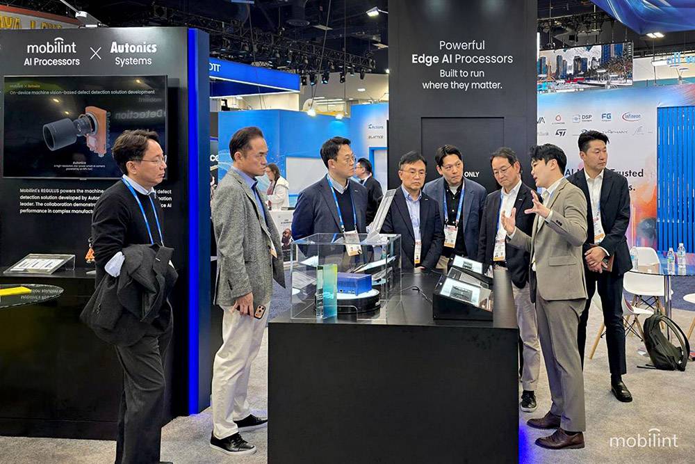 
신동주 모빌린트 대표(우측에서 두 번째)가 참관객들을 상대로 모빌린트 반도체를 소개 중이다 / 출처=모빌린트