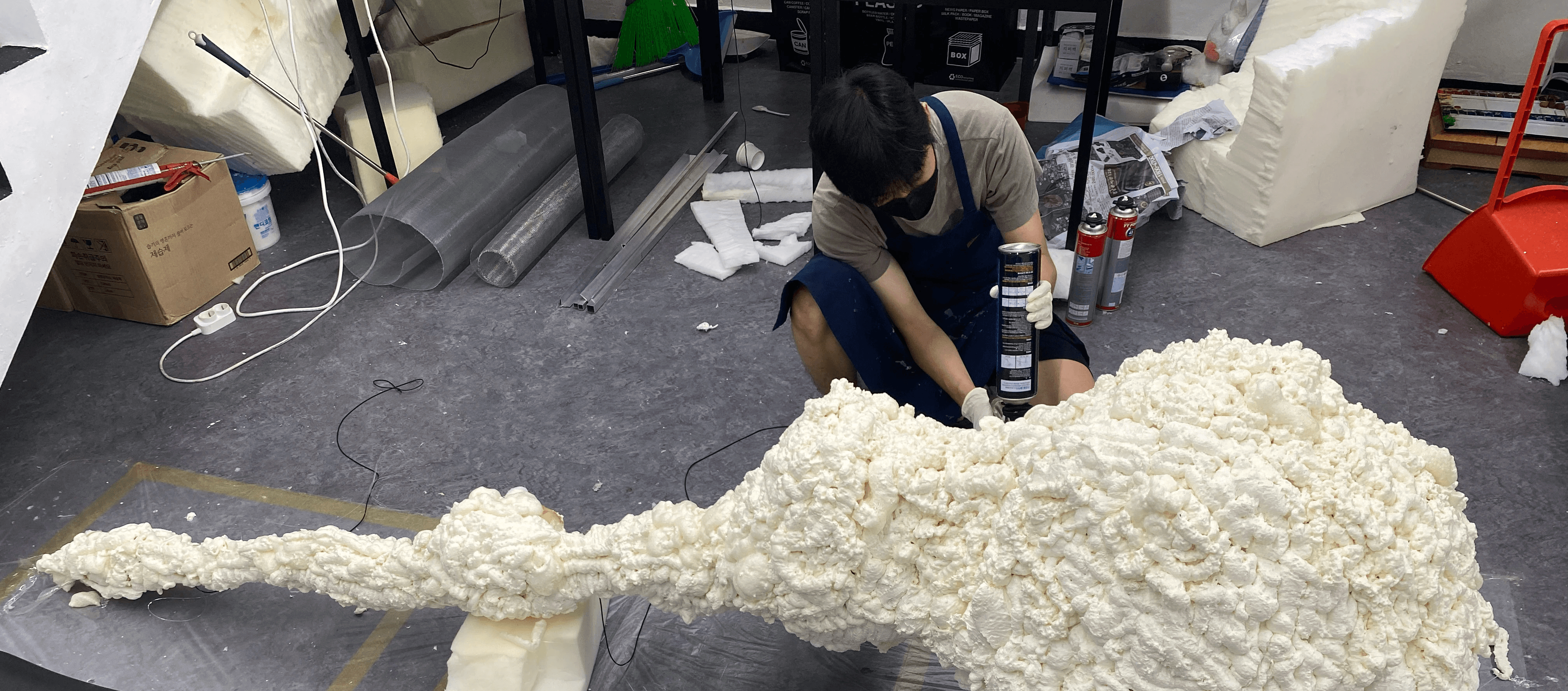 우레탄폼 적층으로 비정형 조형물을 성형하는 제작 과정 / Shaping the abstract sculpture by layering urethane foam