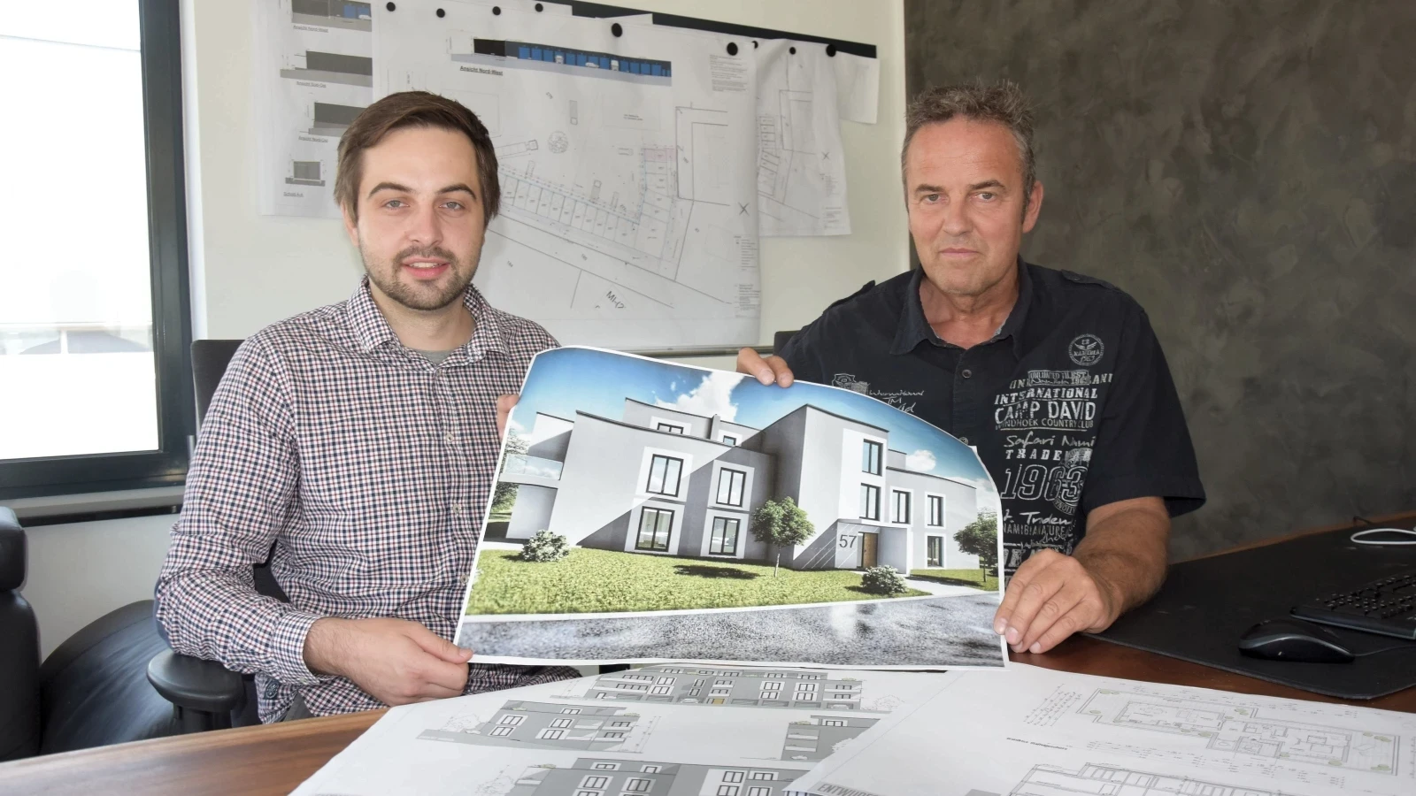 Investor Lothar Dornbach (rechts) und Architekt Florian Hahnl mit der Ansicht des geplanten Wohnkomplexes in der Olper Bruchstraße