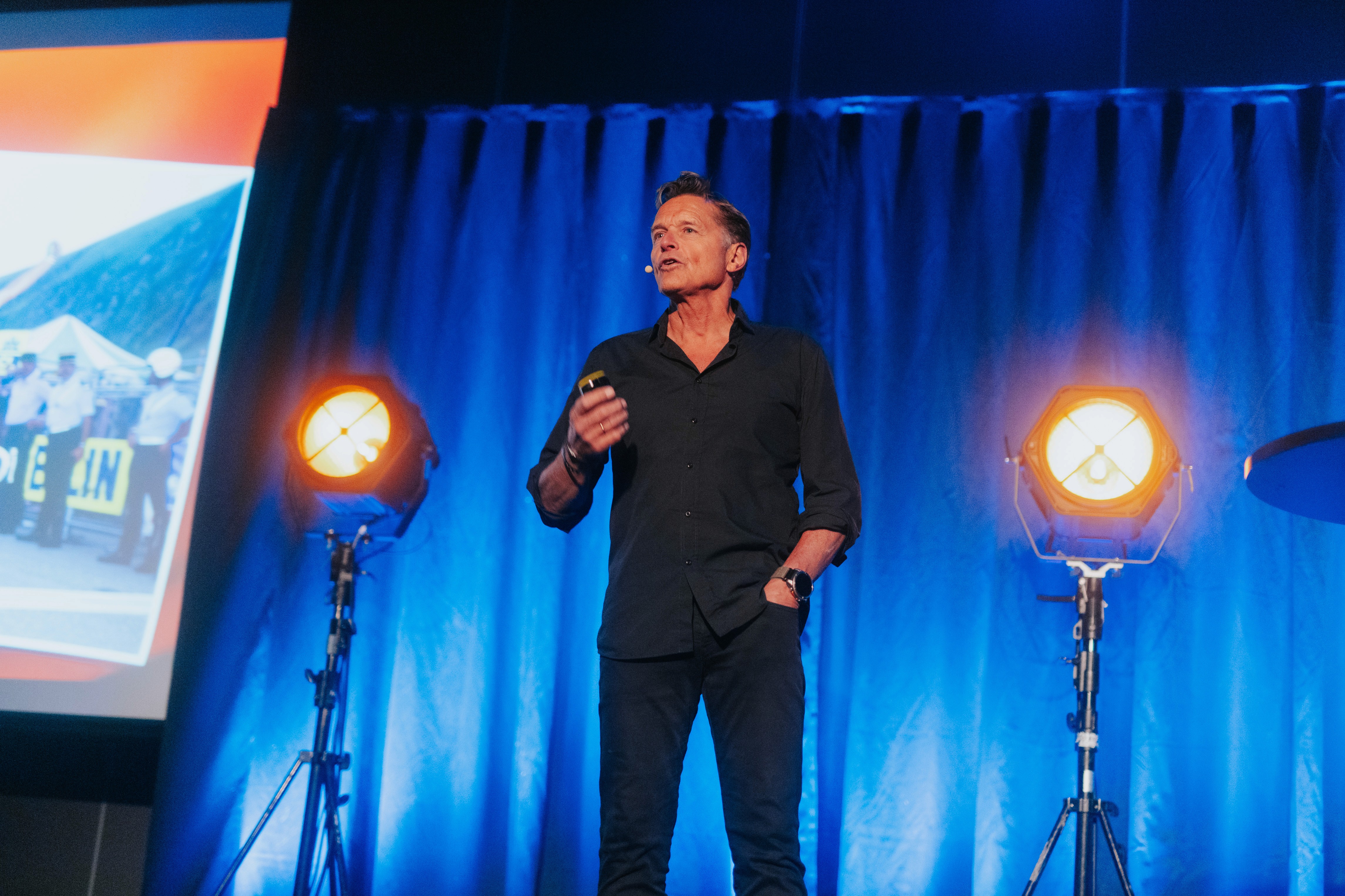 Dag Otto Lauritzen på scenen på VVS Arena med motivasjonsforedrag