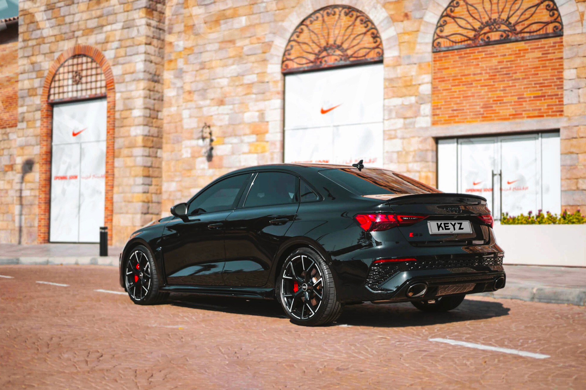 Vue extérieure arrière Audi RS3 Noir – Location Sportive à Dubaï | Keyz Rent