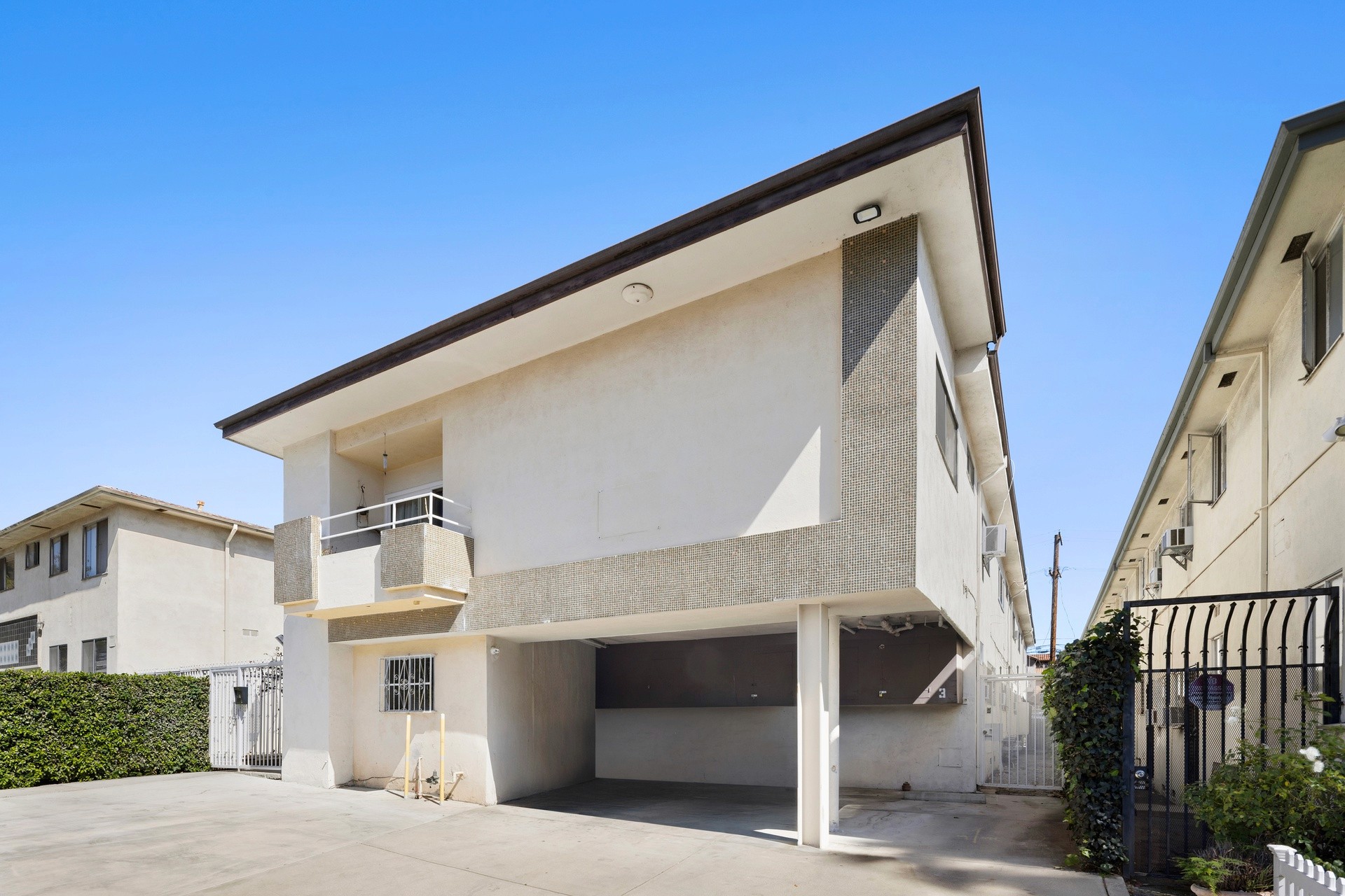 Front exterior view of 1336 n citrus ave multifamily property with covered parking.