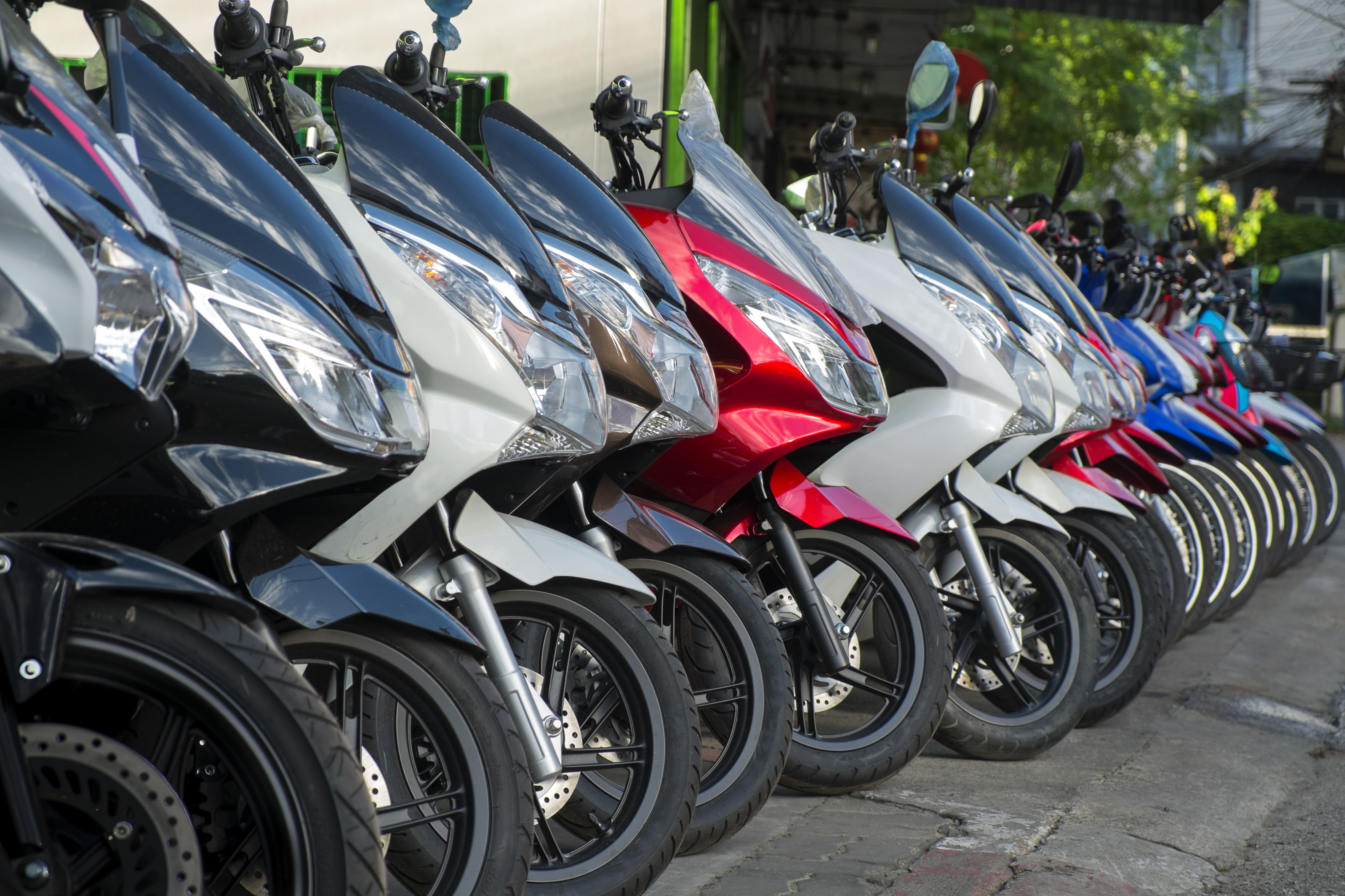 motos-électriques-garées-dans-la-rue
