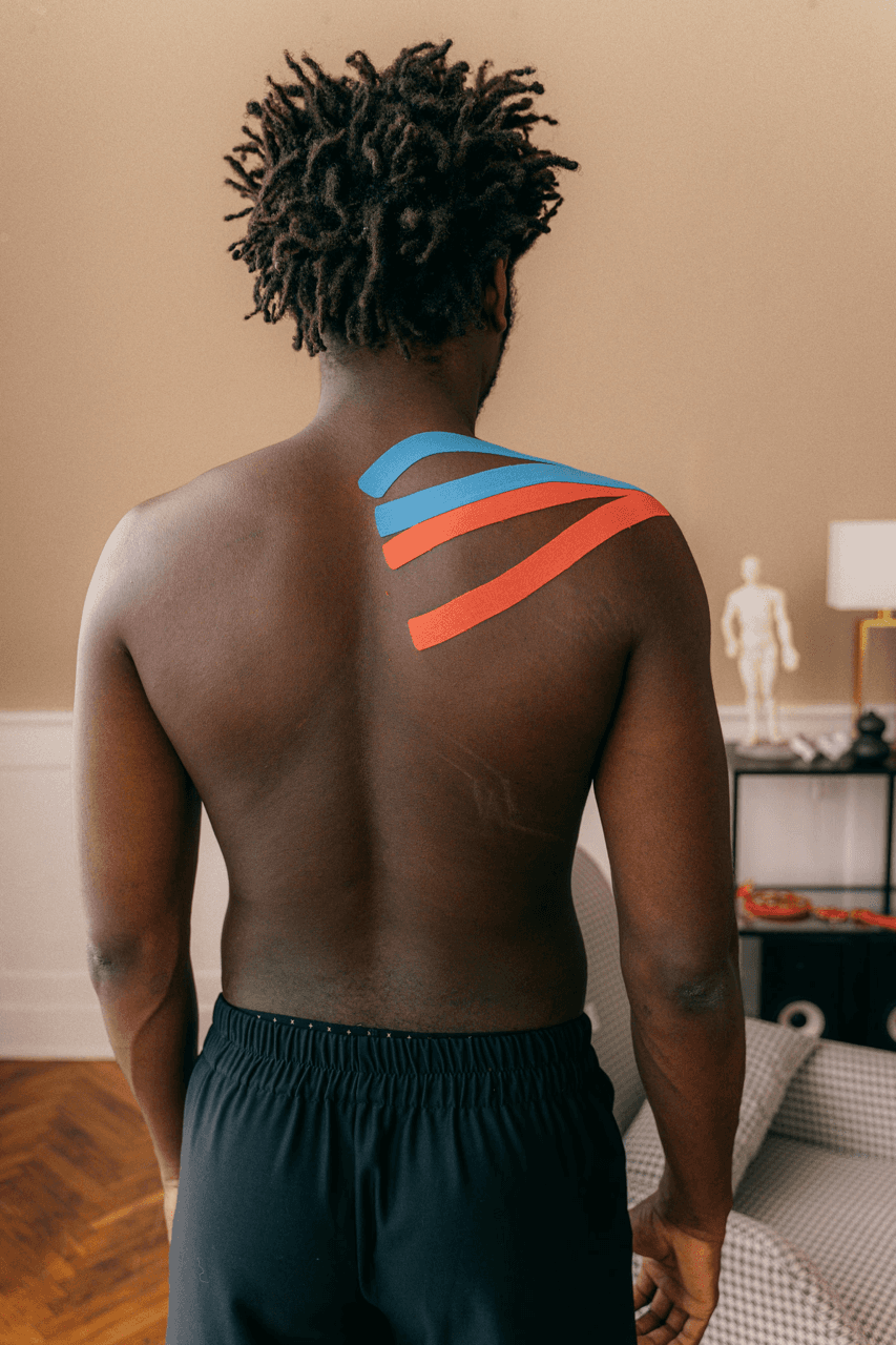 Physiotherapie Bad Vilbel Kinesiotaping: Kinesiotape-Anwendung auf dem Rücken in Bad Vilbel.