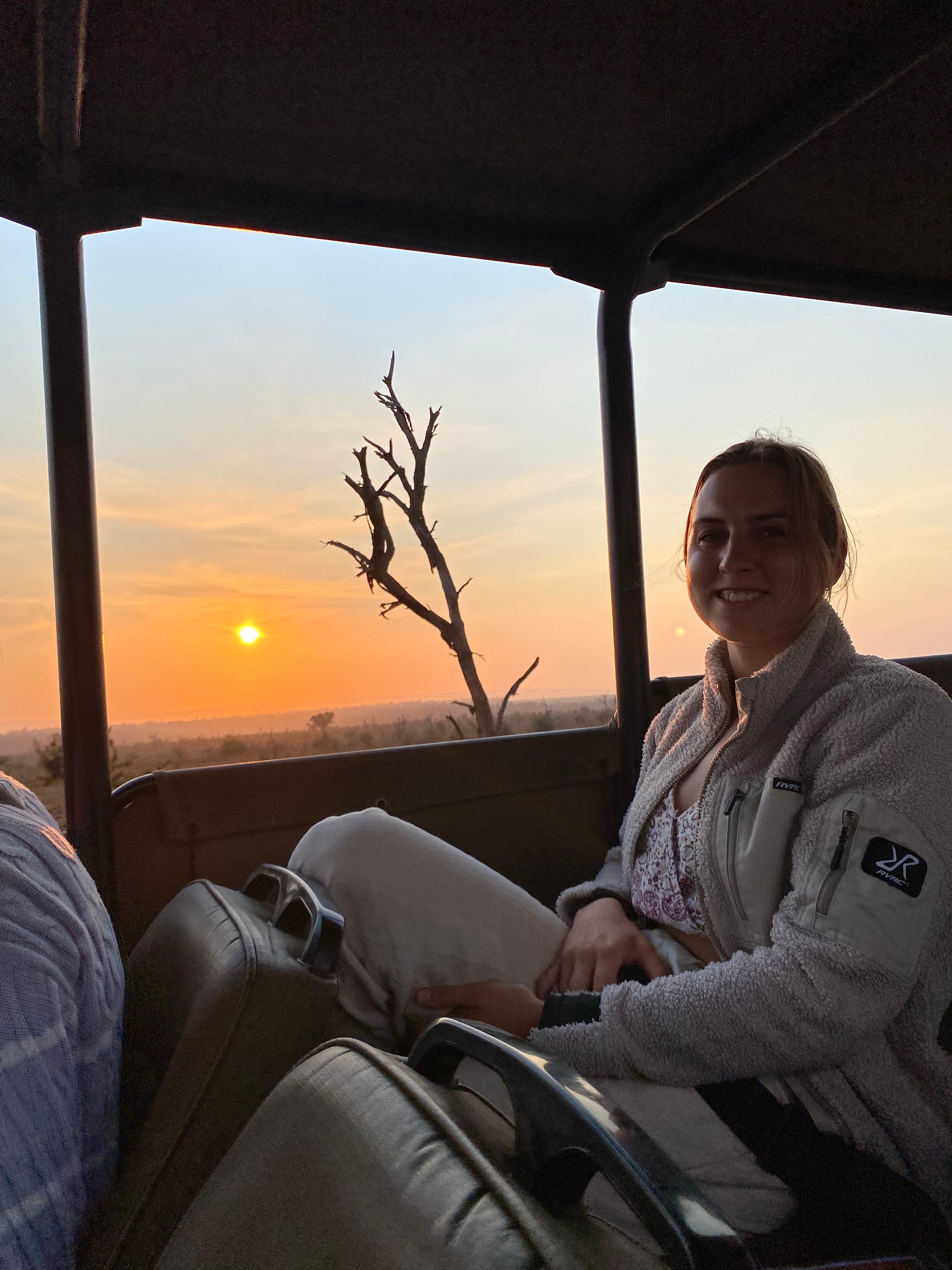 Kilimanjaro Elephant Ride, Arusha National Park, Tanzania – elefant i högt gräs tittar mot kameran, medan fem ryttare till häst på ridsafari i bakgrunden betraktar elefanten i ett grönt och frodigt landskap.