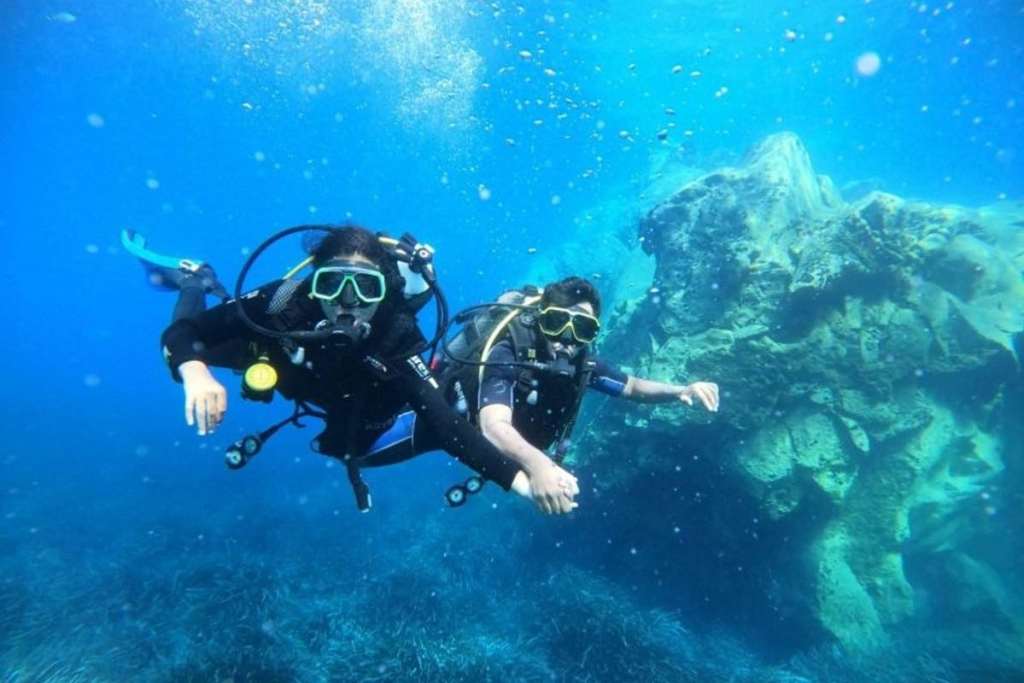 2 people scuba diving