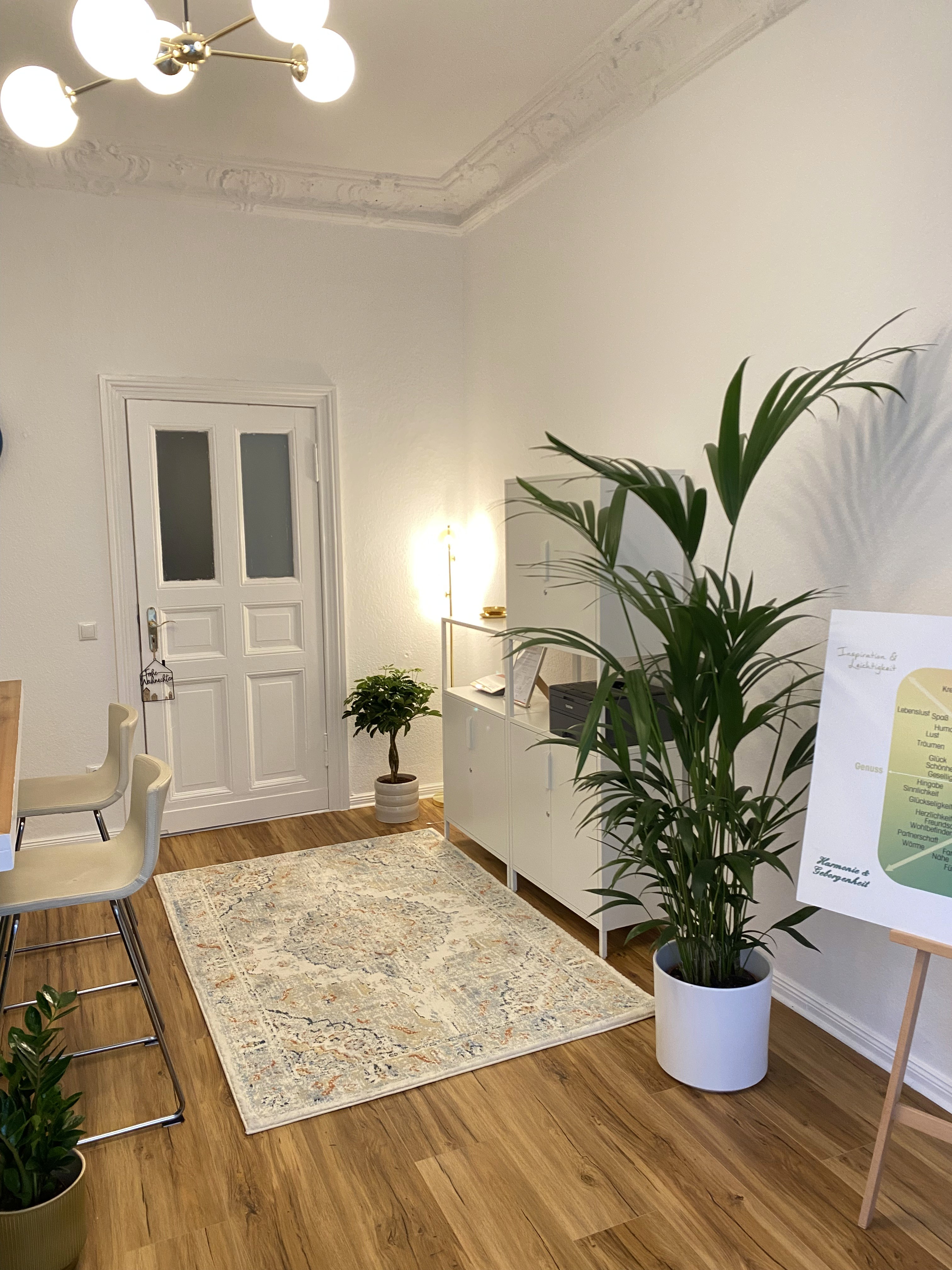 Coachingraum im Emotionswerk Berlin mit professionellem Arbeitsbereich