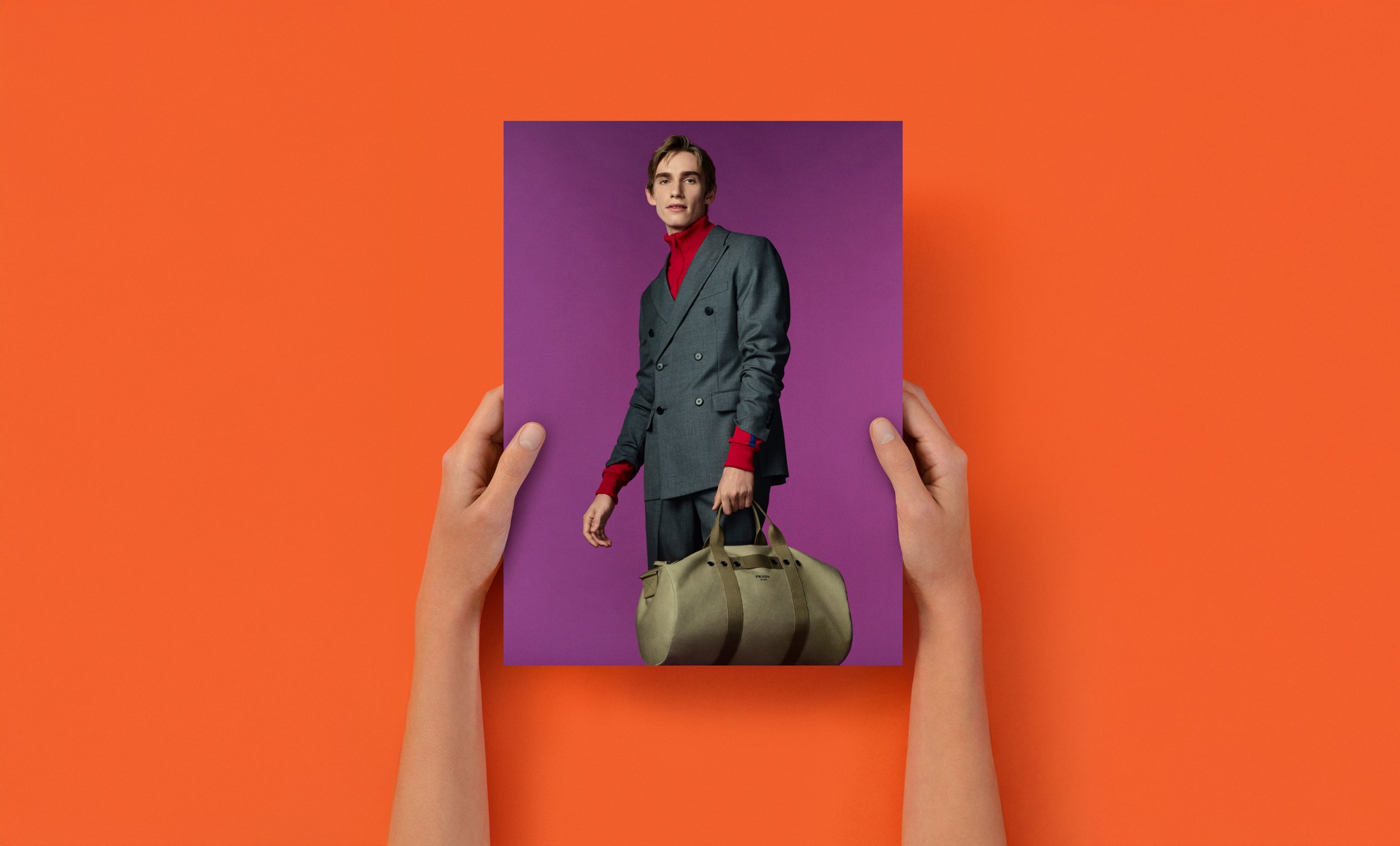 Kunstvoll gehalten: Pradas neue Kampagne zeigt Mode als Reflexion