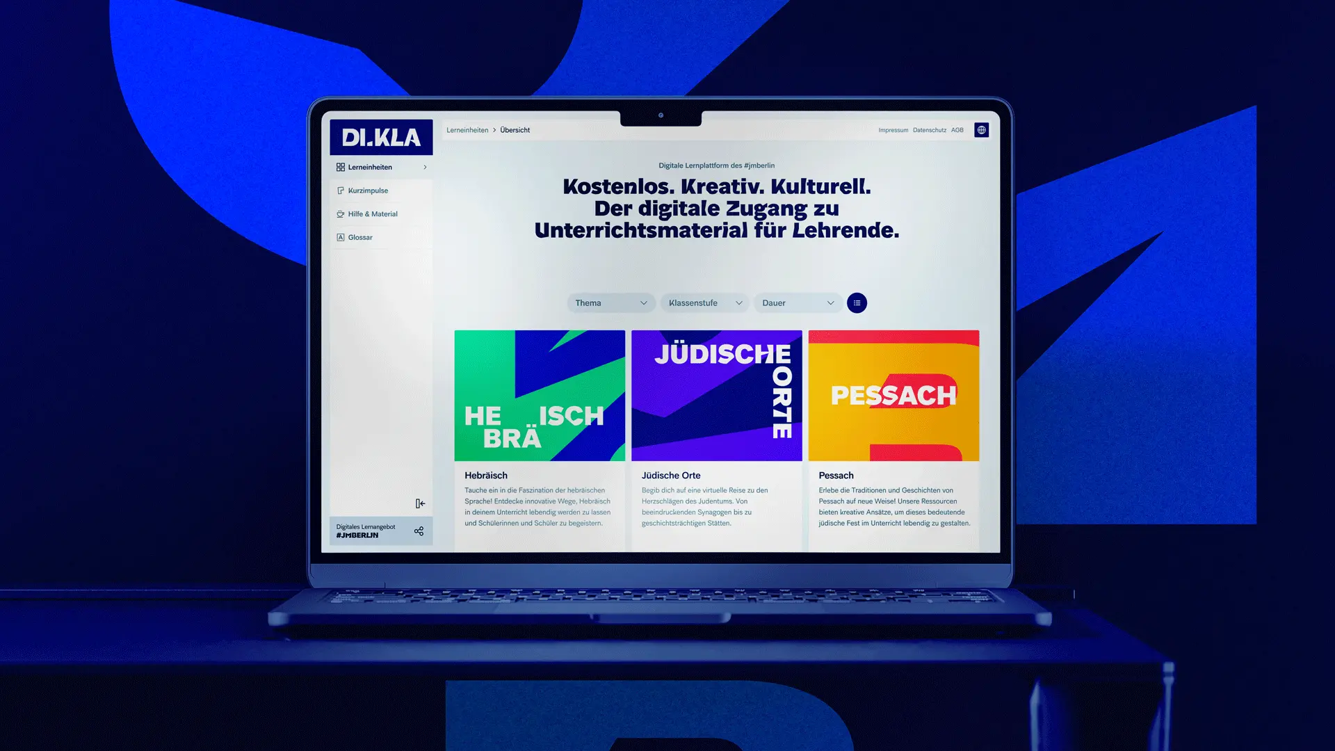 Webseite des "Jüdischen Museums Berlin" in einem Laptop Mock-Up, auf einem blauen Hintergrund