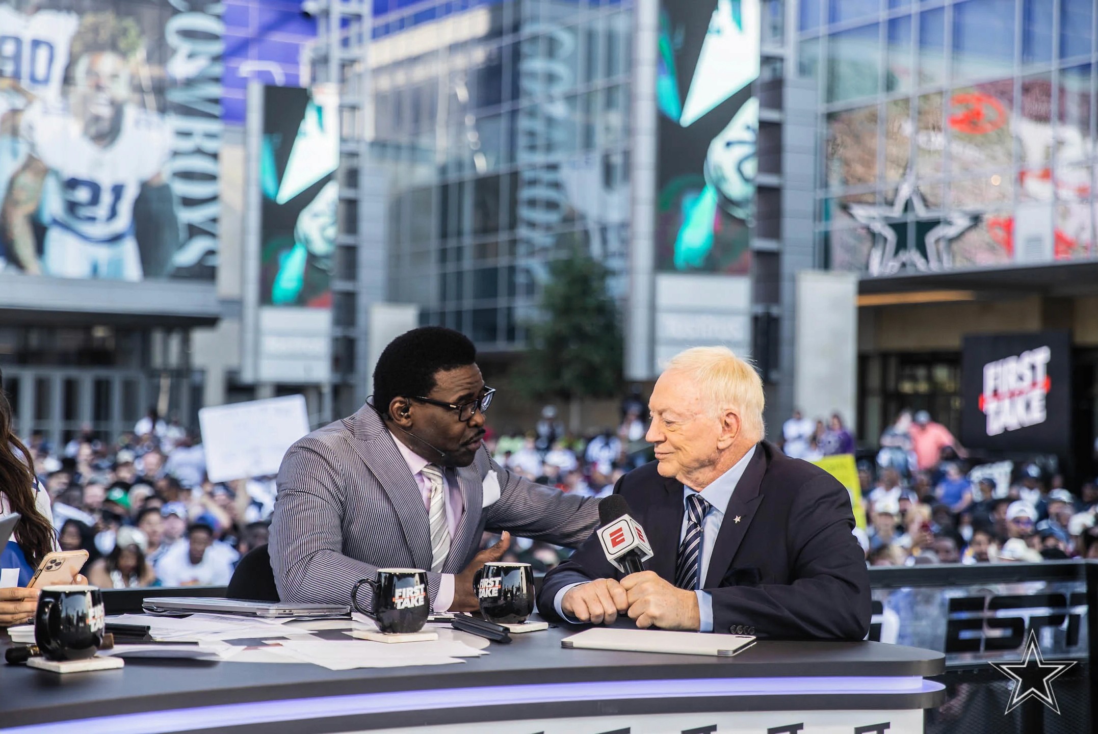 Jerry Jones holding ESPN microphone