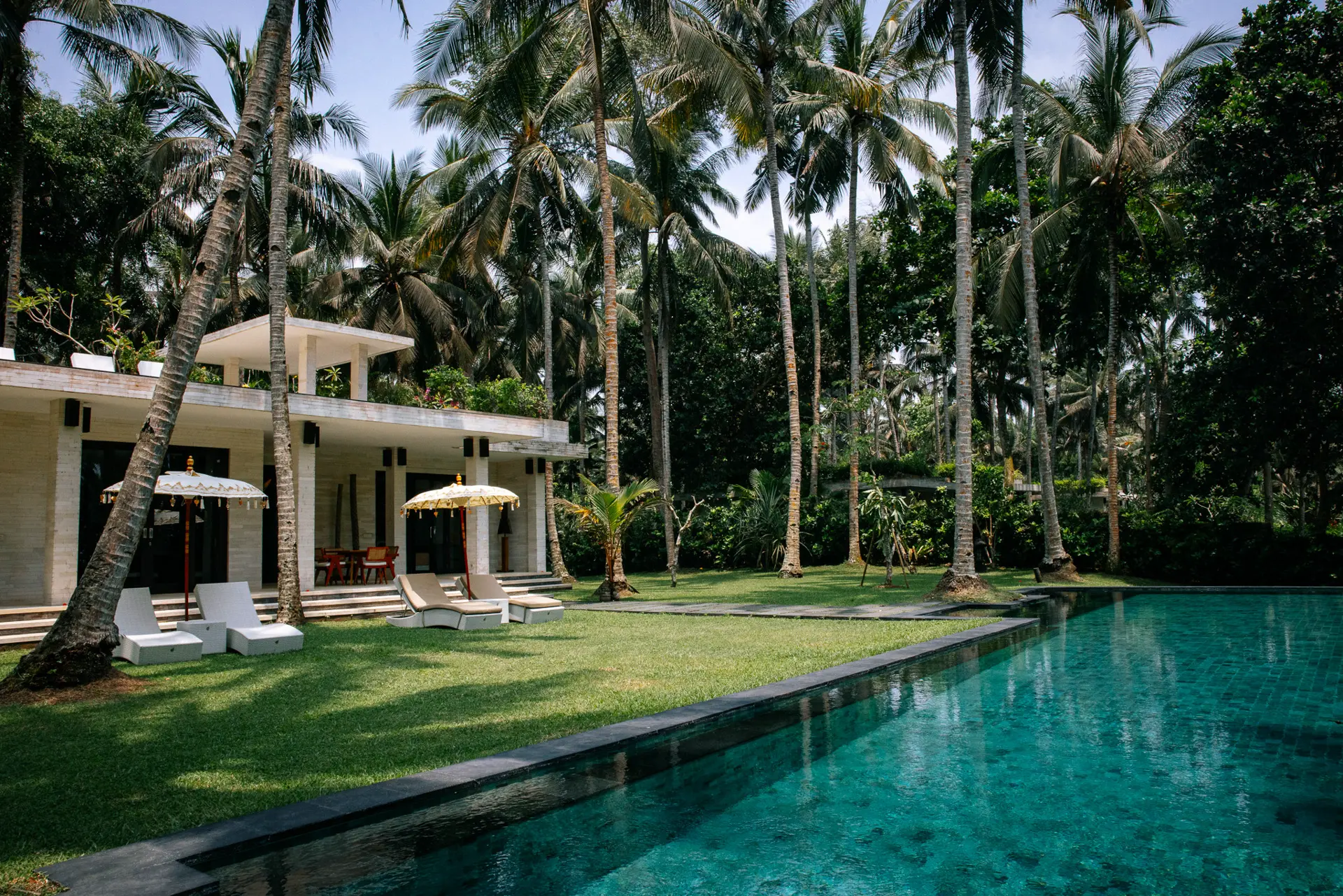 Luxus-Villa mit privatem Pool im Kelapa Retreat & Spa Resort auf Bali – Hotelfotografie mit tropischer Atmosphäre
